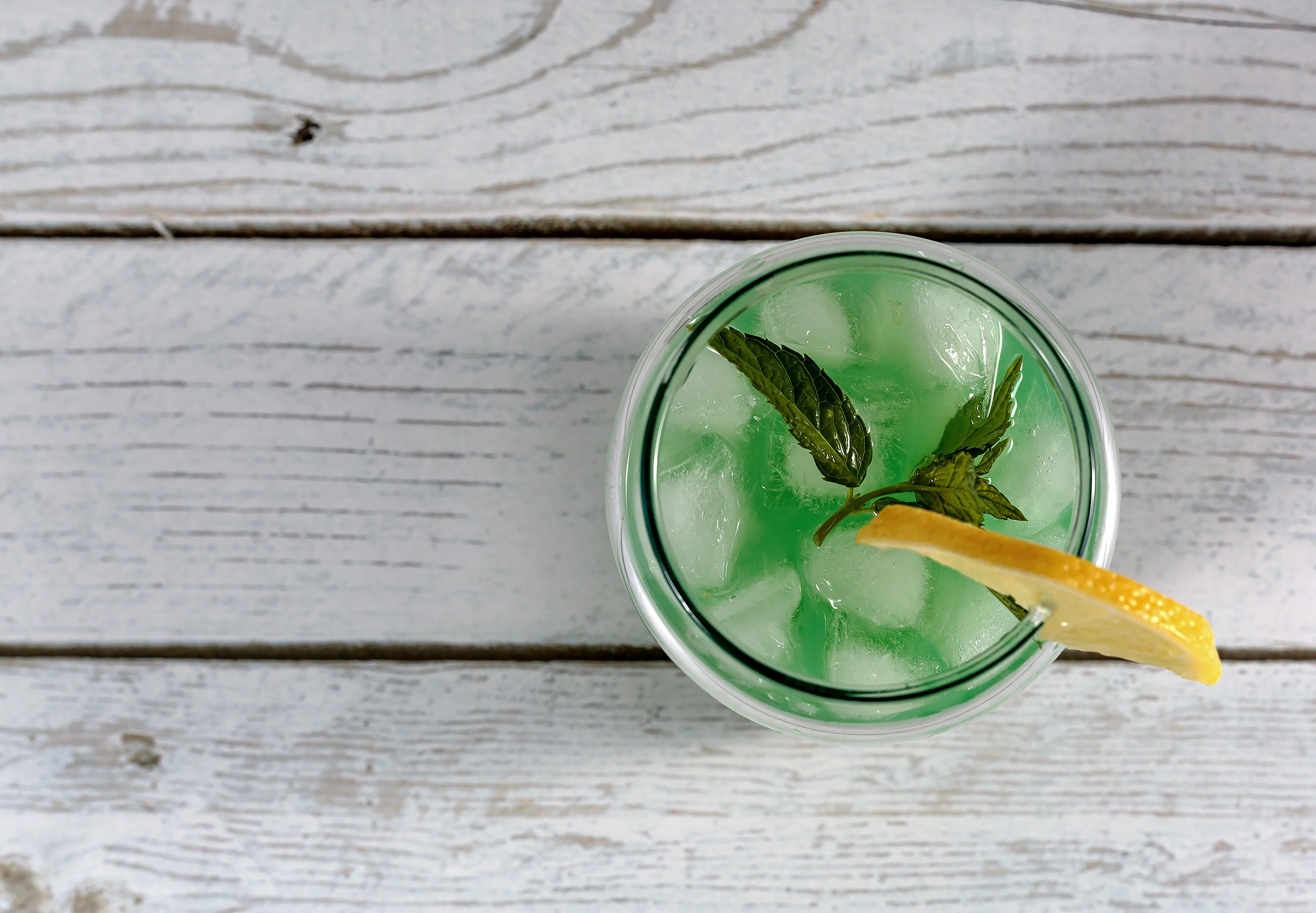 Мохито со льдом с лимоном в стеклянном стакане кофейня