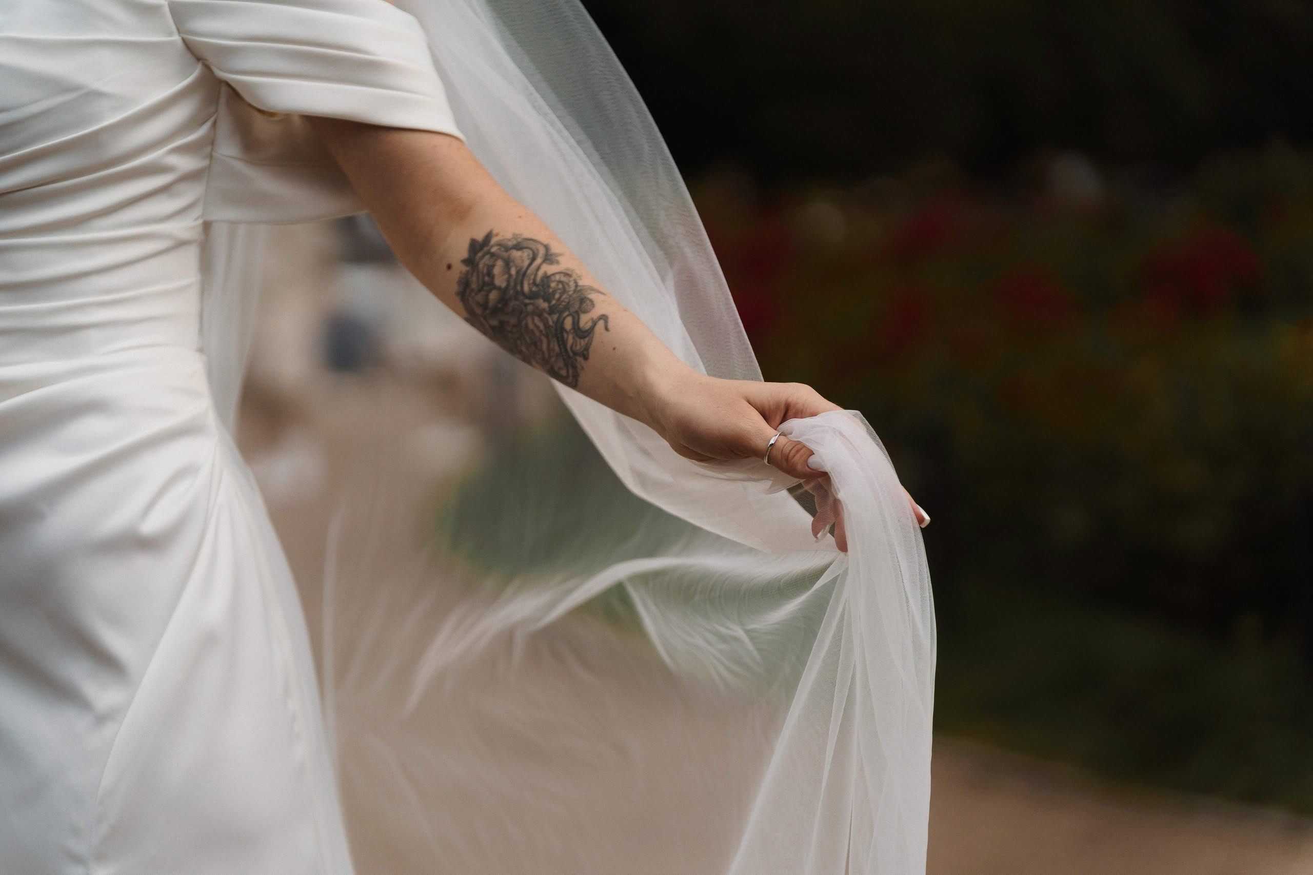 Деталь свадебного образа — невеста держит фату на прогулке у Исаакия