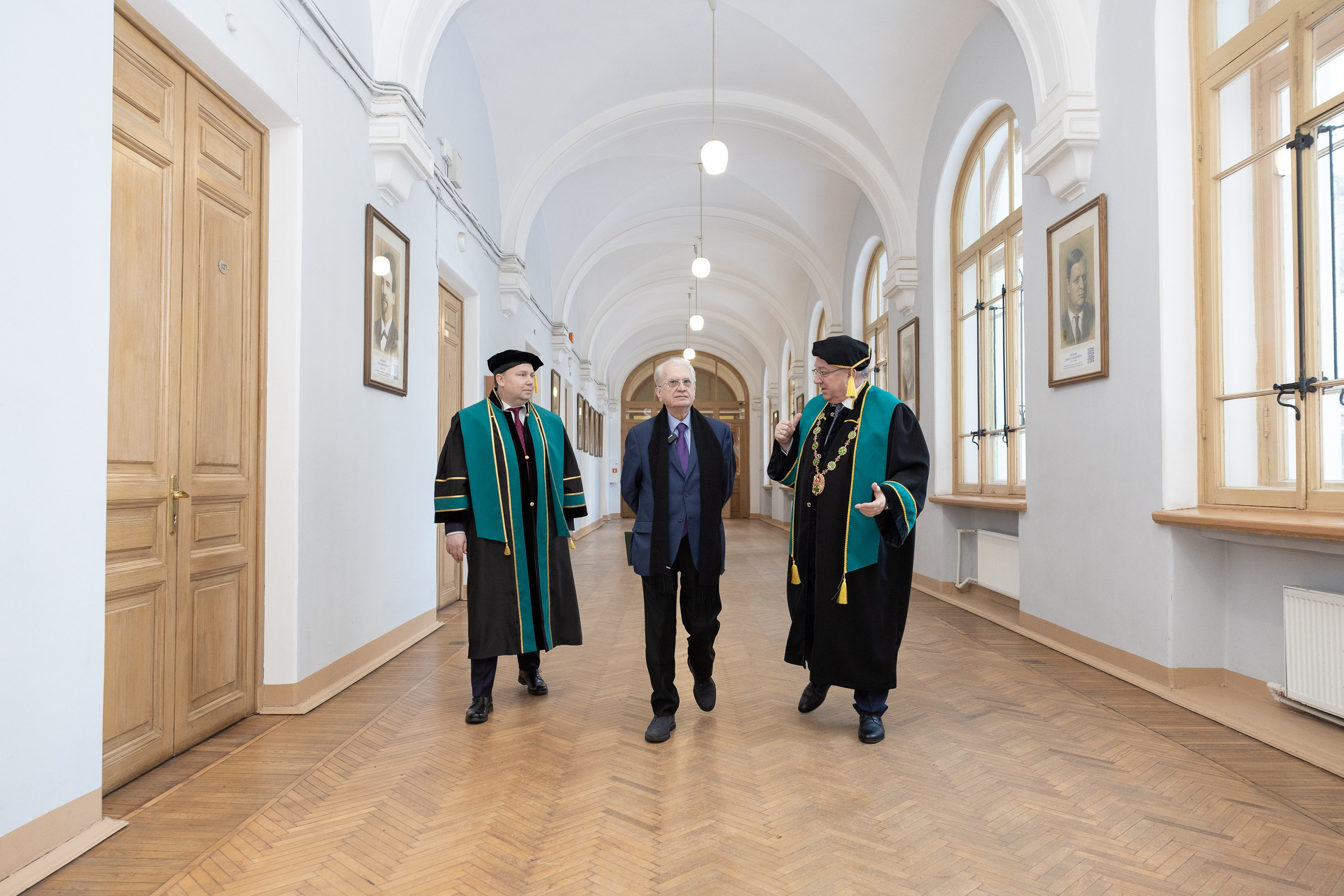 Вручения Мантия Почётного доктора директору Эрмитажа Михаилу Пиотровскому. Cup of Bib