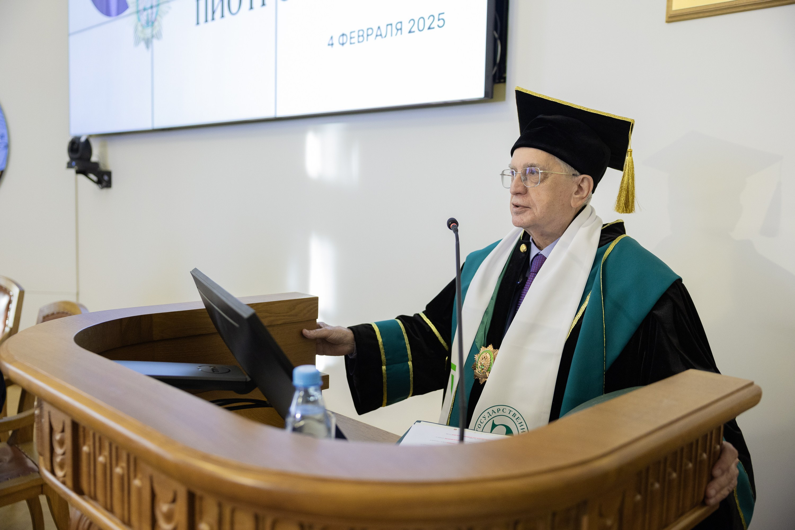 Вручения Мантия Почётного доктора директору Эрмитажа Михаилу Пиотровскому. Cup of Bib