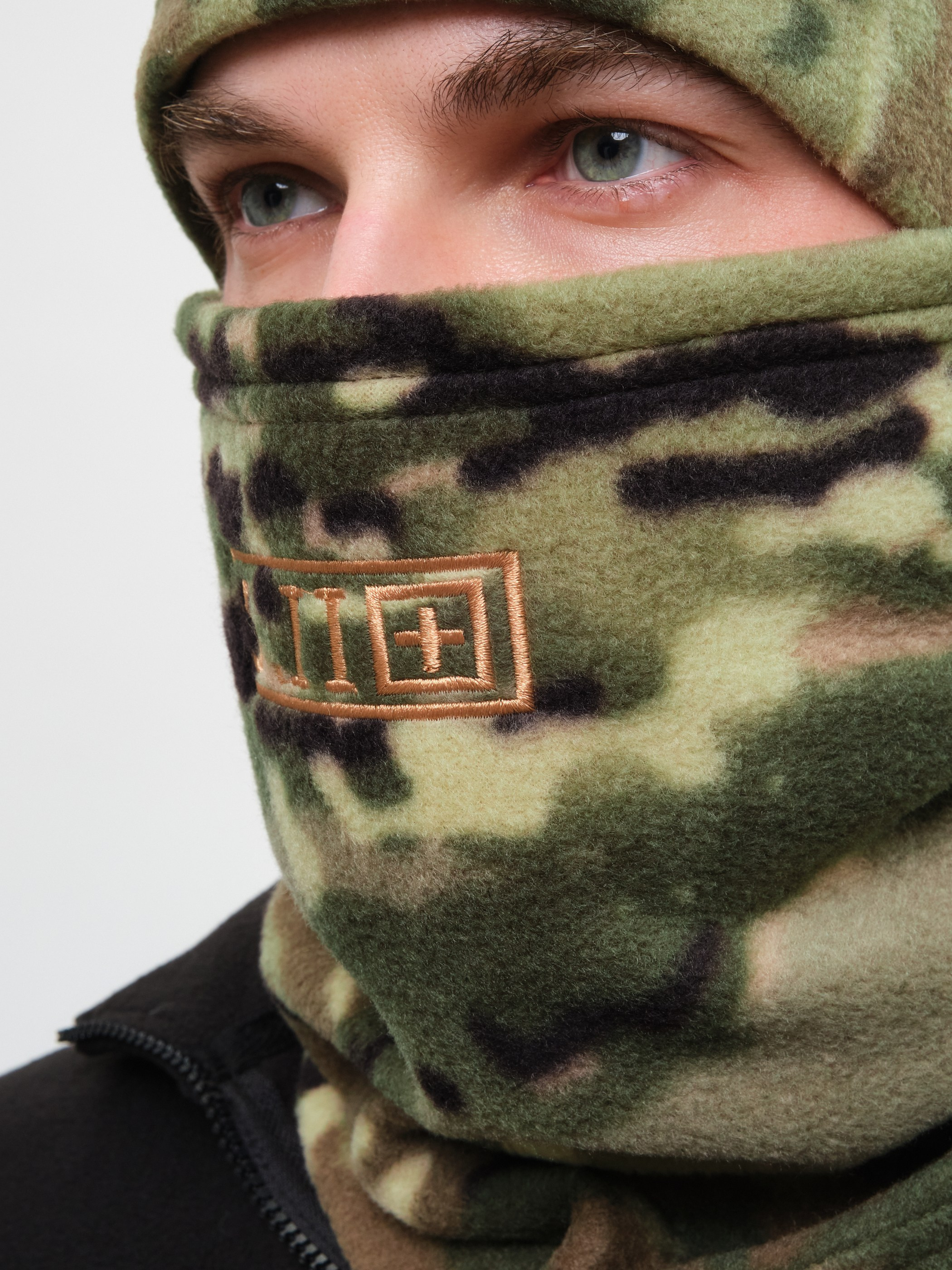 Мужчина в камуфляже на белом фоне