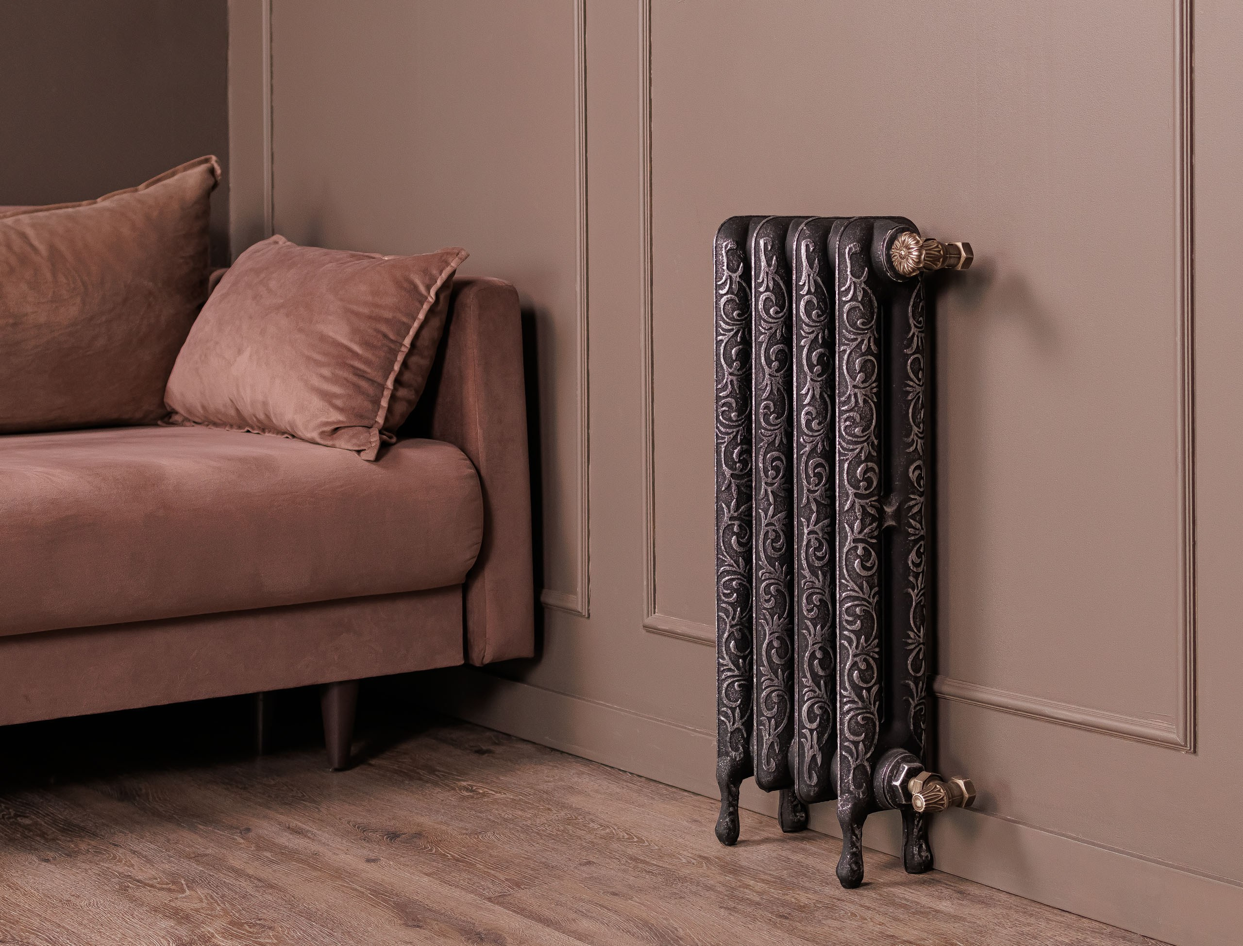 Предметные фотографии дизайнерских радиаторов отопления в стиле ретро