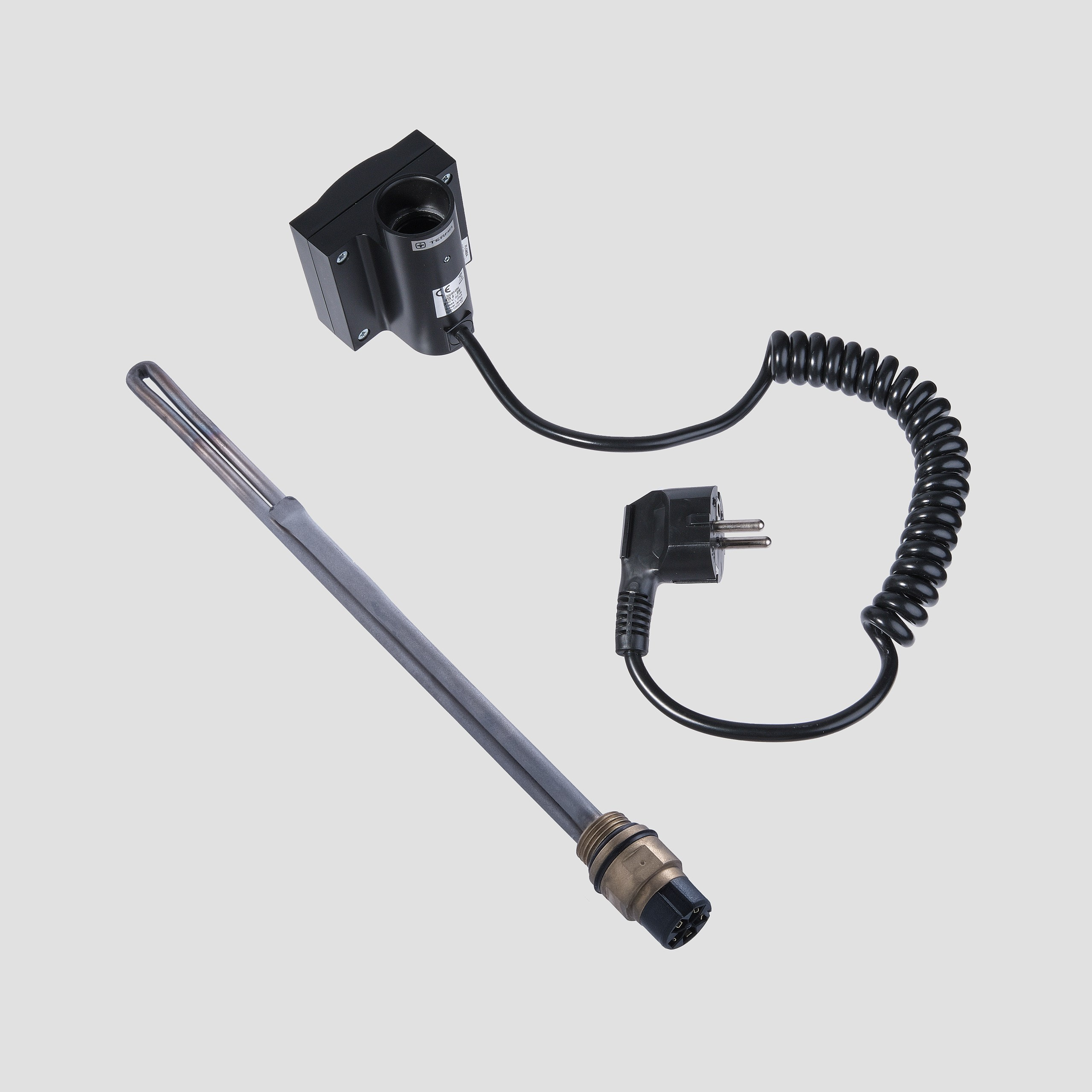 Предметные фотографии регуляторов и нагревателей для отопительных приборов