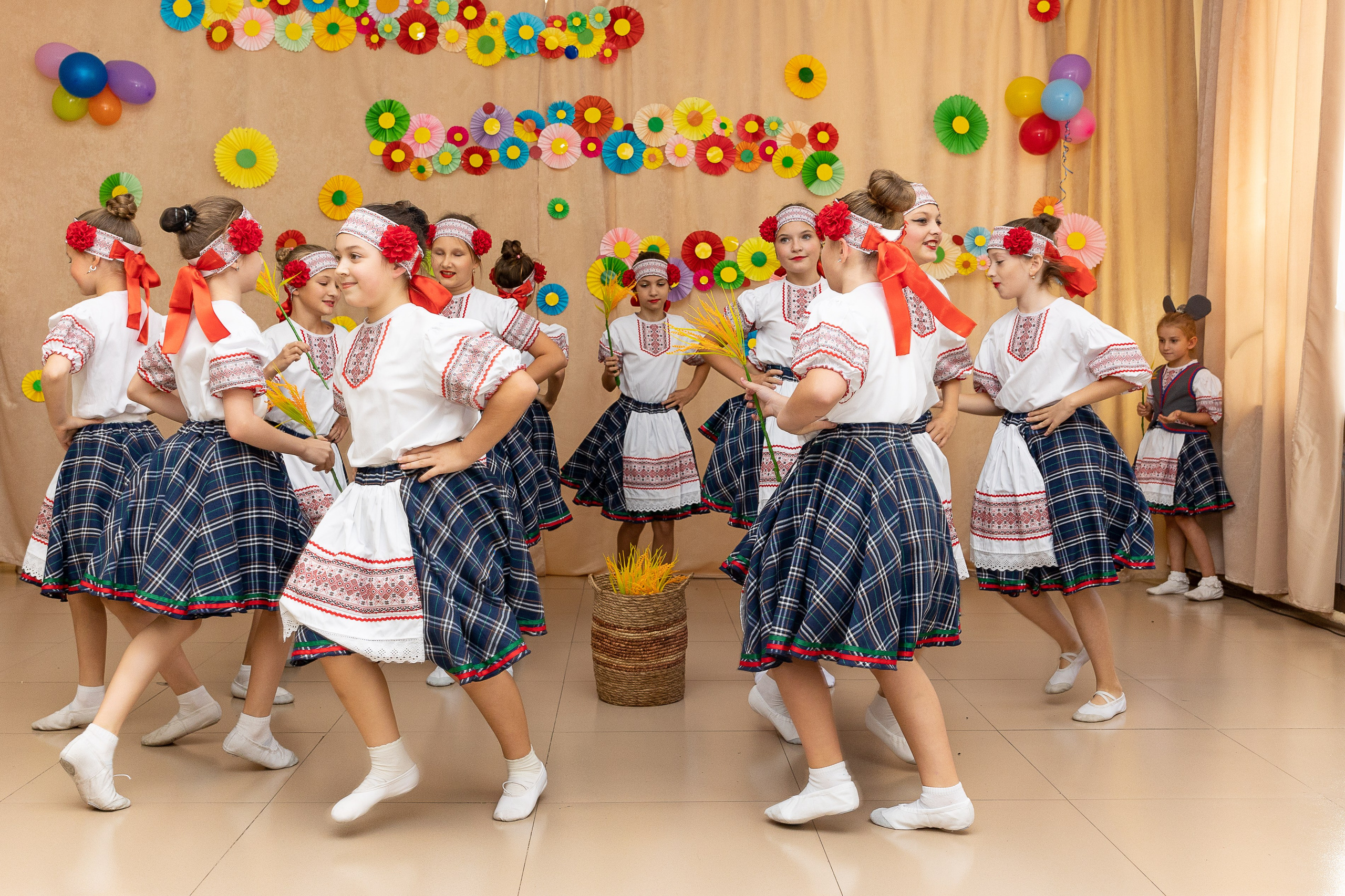 Выступление танцевального коллектива Браво. Выпускные альбомы во Владивостоке