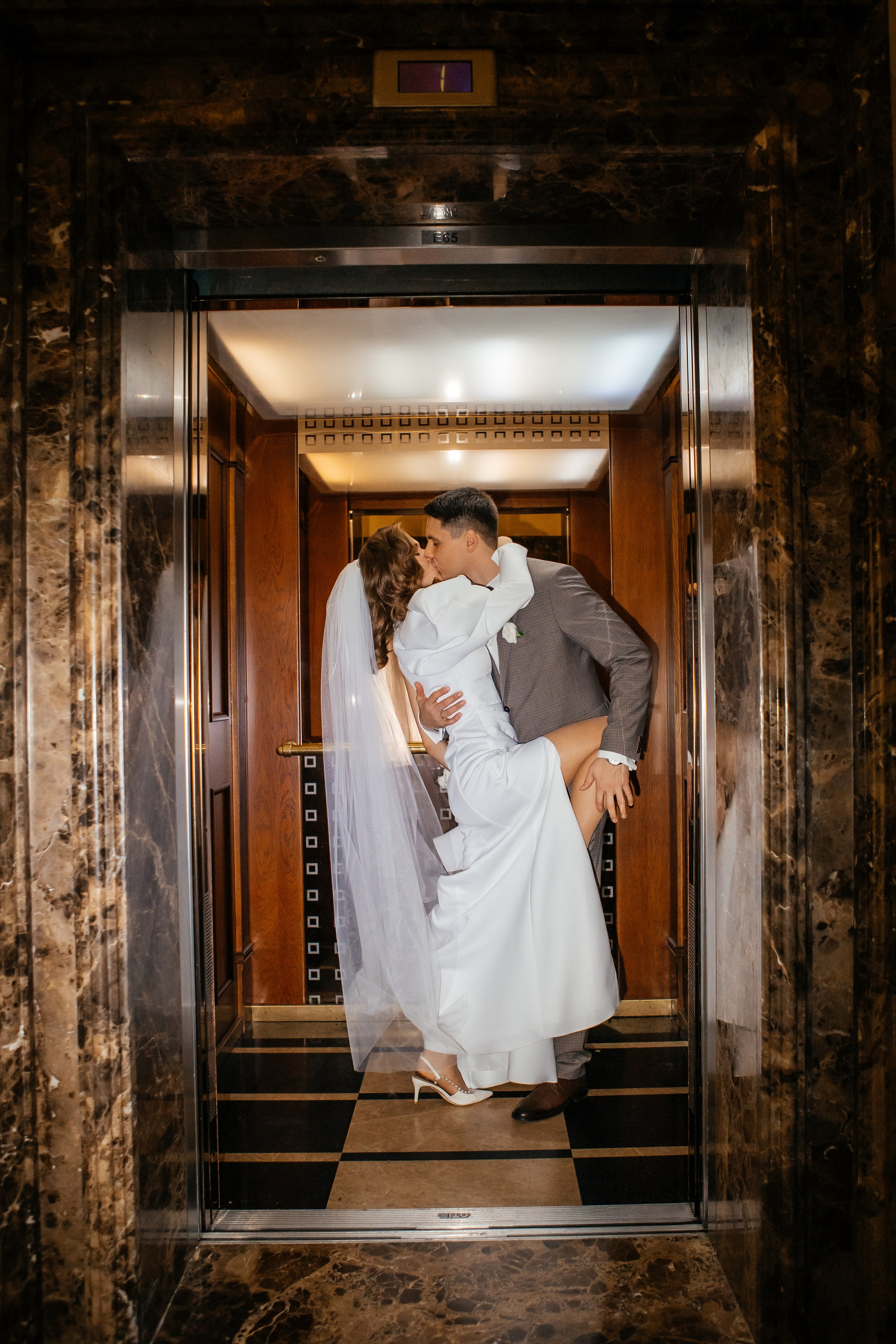 Свадебная фотосессия в Plaza Garden Moscow. Свадебный фотограф в Москве