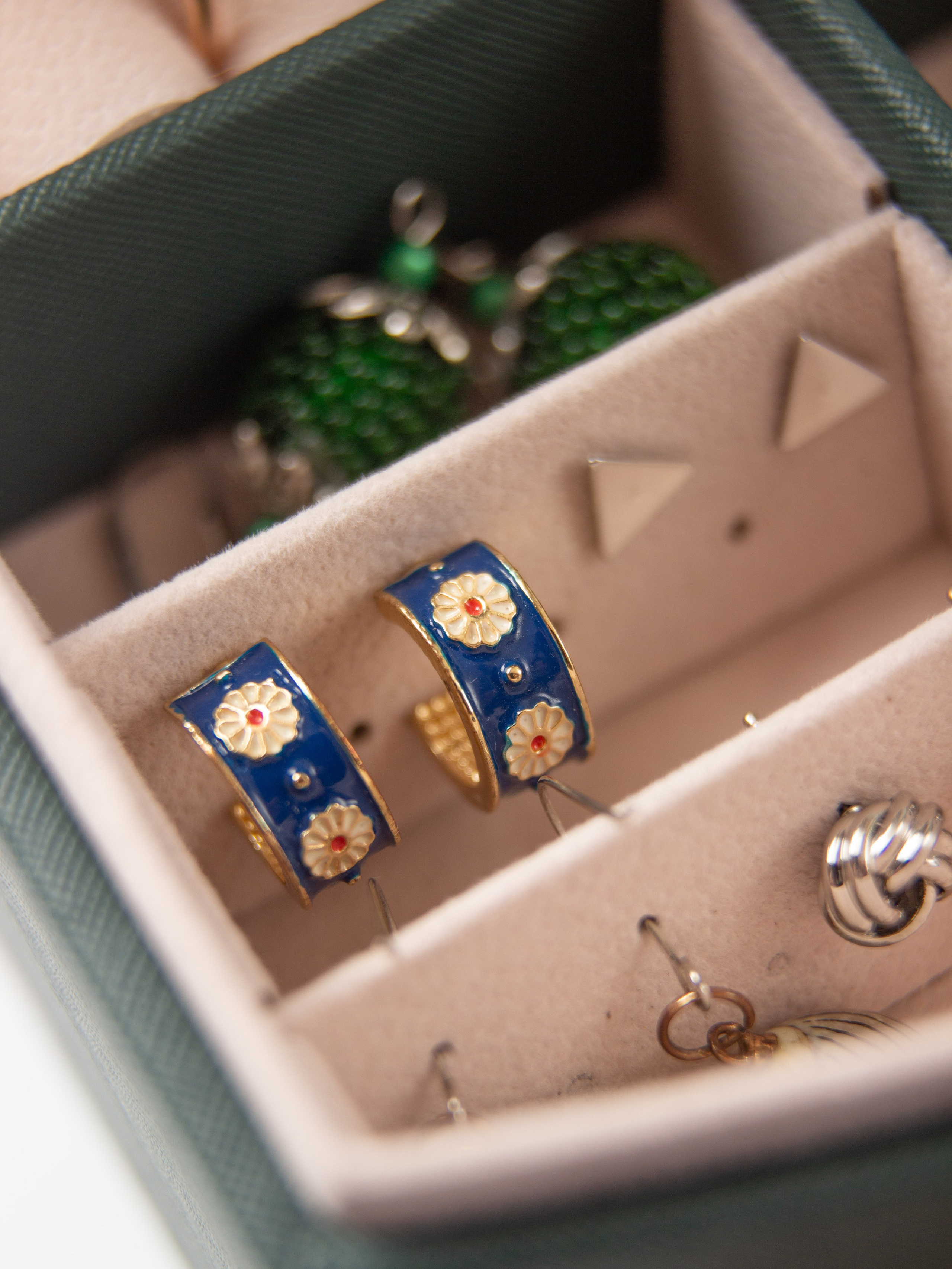 Шкатулка на белом. Александр Стряпунин — предметный фотограф в Улан-Удэ