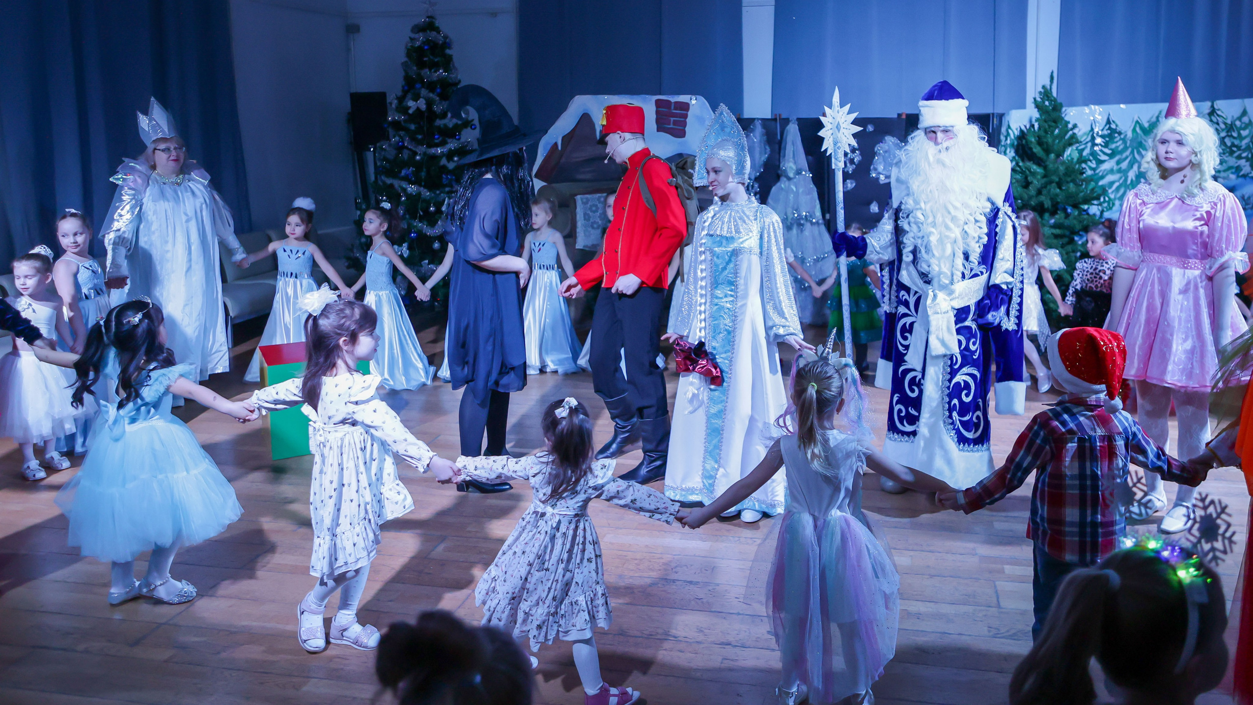 Новогодняя скачзка центр детского творчесва Подольск. Выпускные альбомы и школьный фотограф в Подольске, Троицке, Щербинке, Москве и Московской области