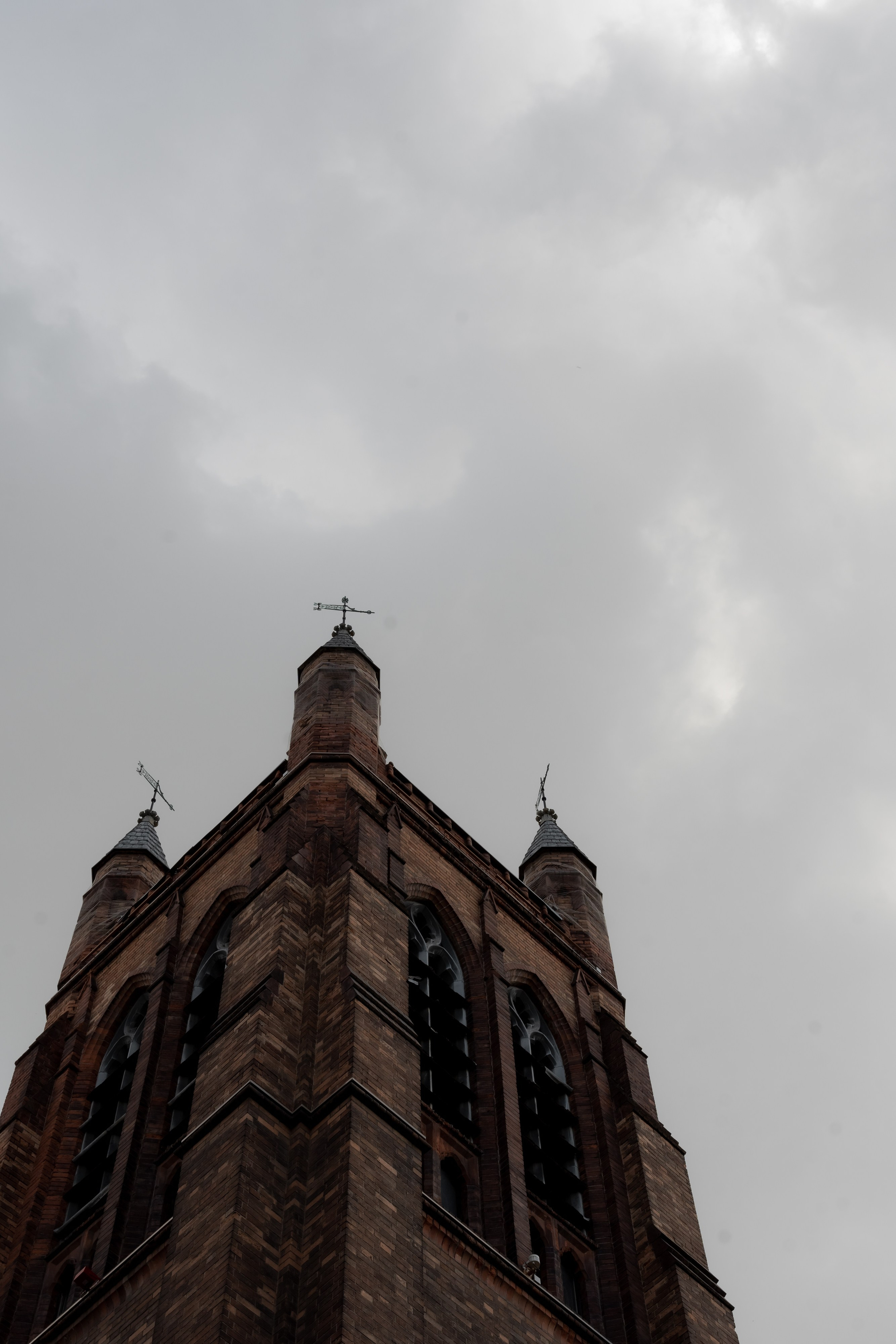 Свадебная фотосессия в католической церкви Москва. Портретный и свадебный фотограф Алла Карени Москва