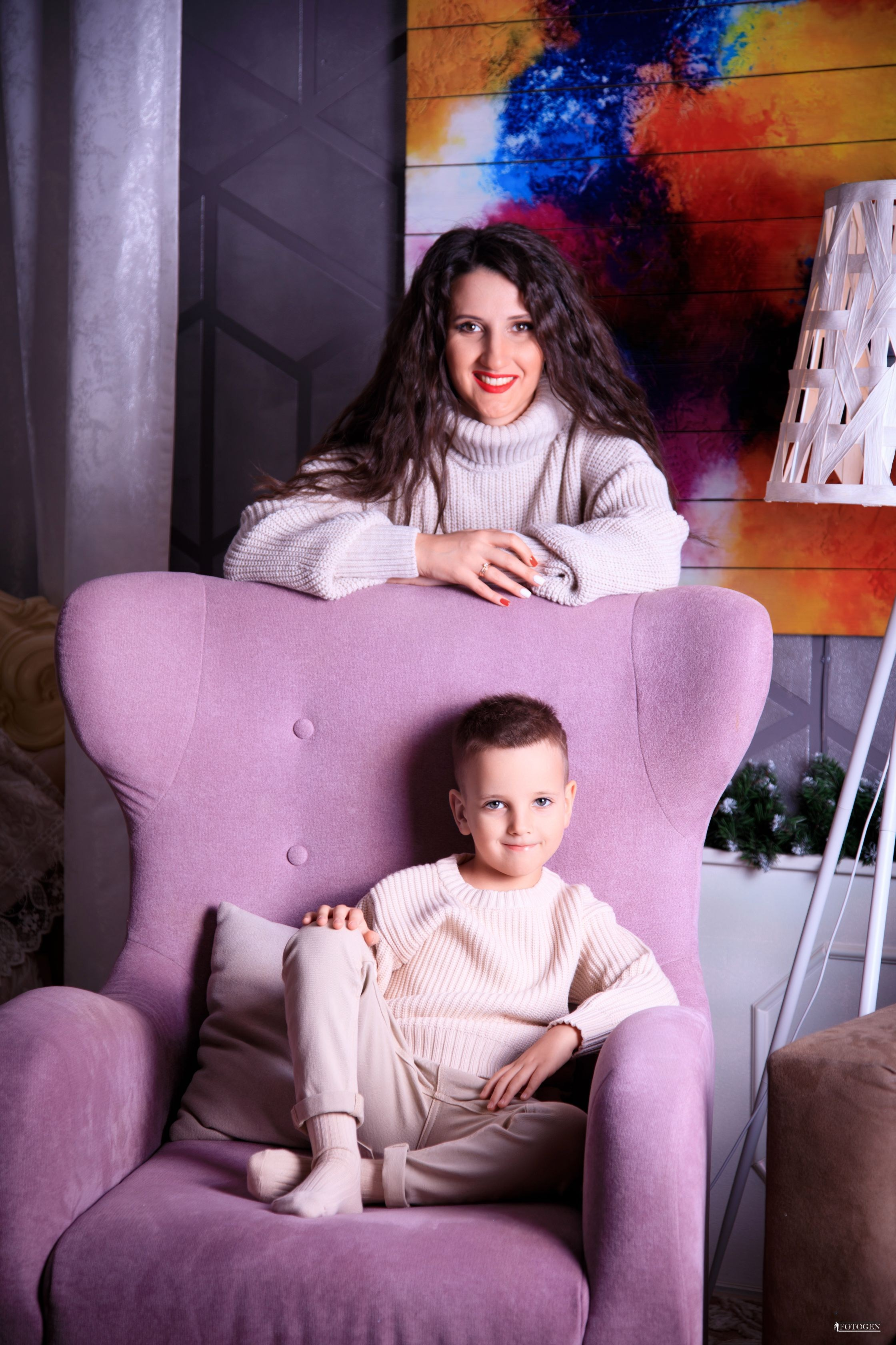 Семейная фотосессия: мама с детьми | Портфолио Fotogen. Интерьерная фотостудия FOTOGEN г. Краснодар