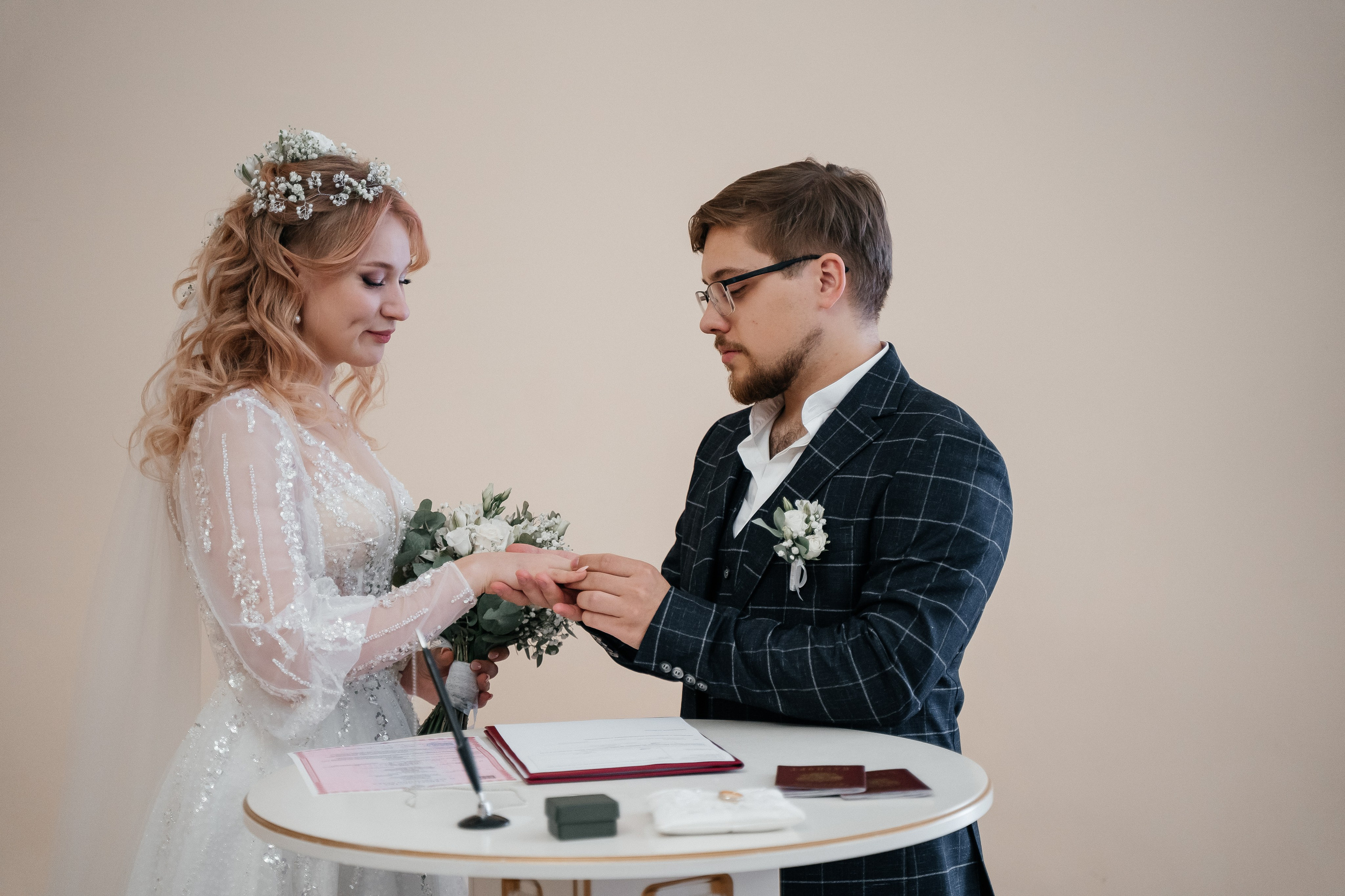 Фотографии с регистрации. Свадебный фотограф в городе Омск EAV Анастасия