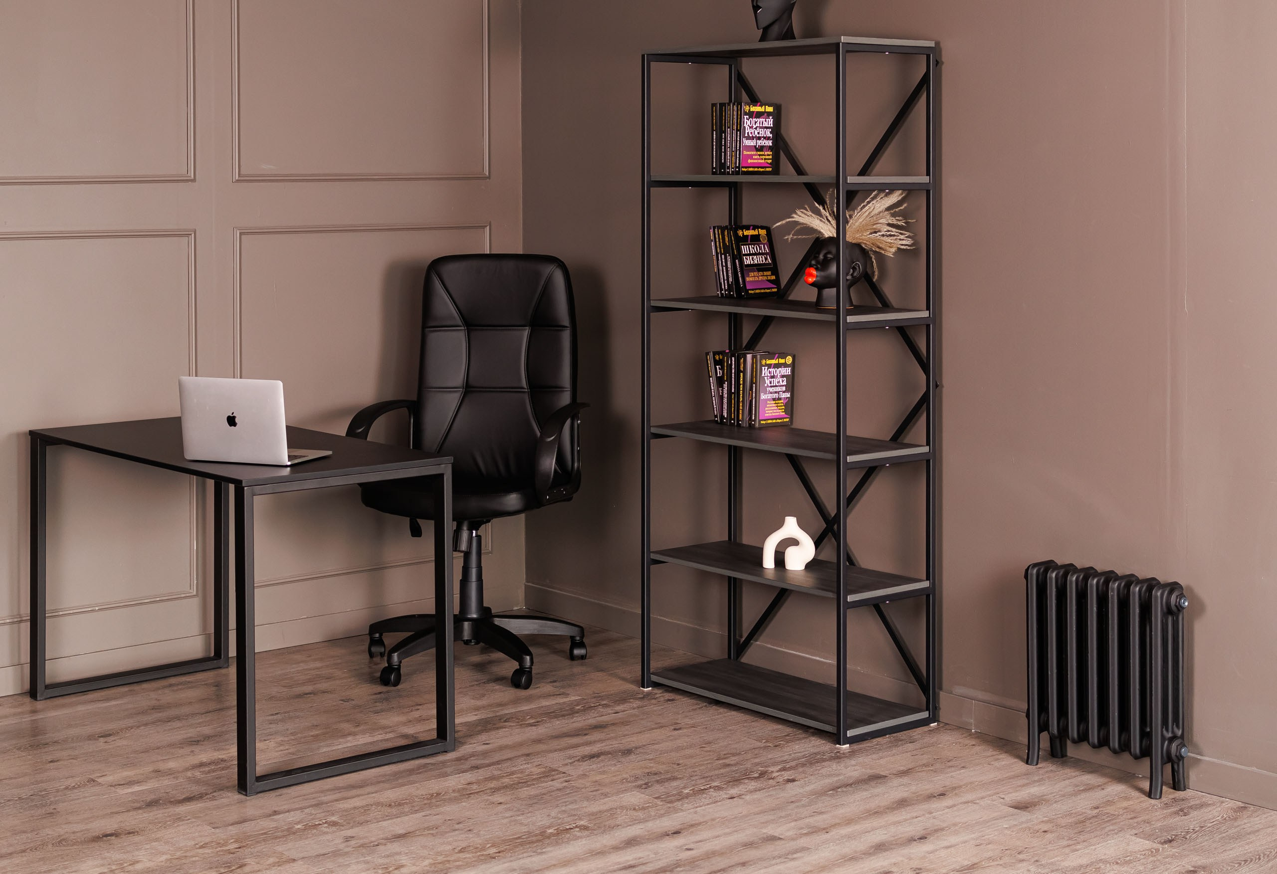 Предметные фотографии дизайнерских радиаторов отопления в стиле ретро