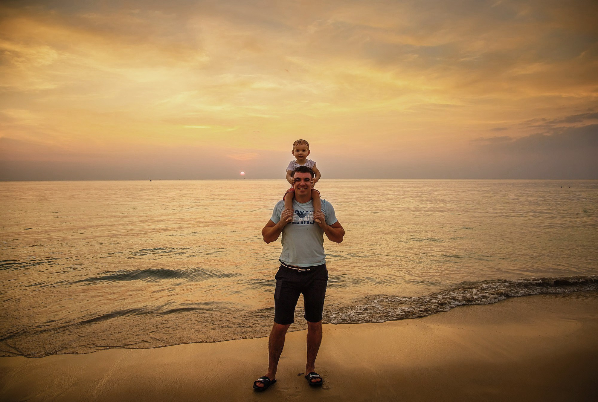 семейная фотосессия Пхукет фотограф пляж папа и сын  Ката Карон Найхарн Патонг Найхарн Сурин море счастье радость идея место образ пример фото позы для фотосессии Phuket Naiharn Kata Karon Patong Surin заказать фотосъёмку цена детская фотосессия