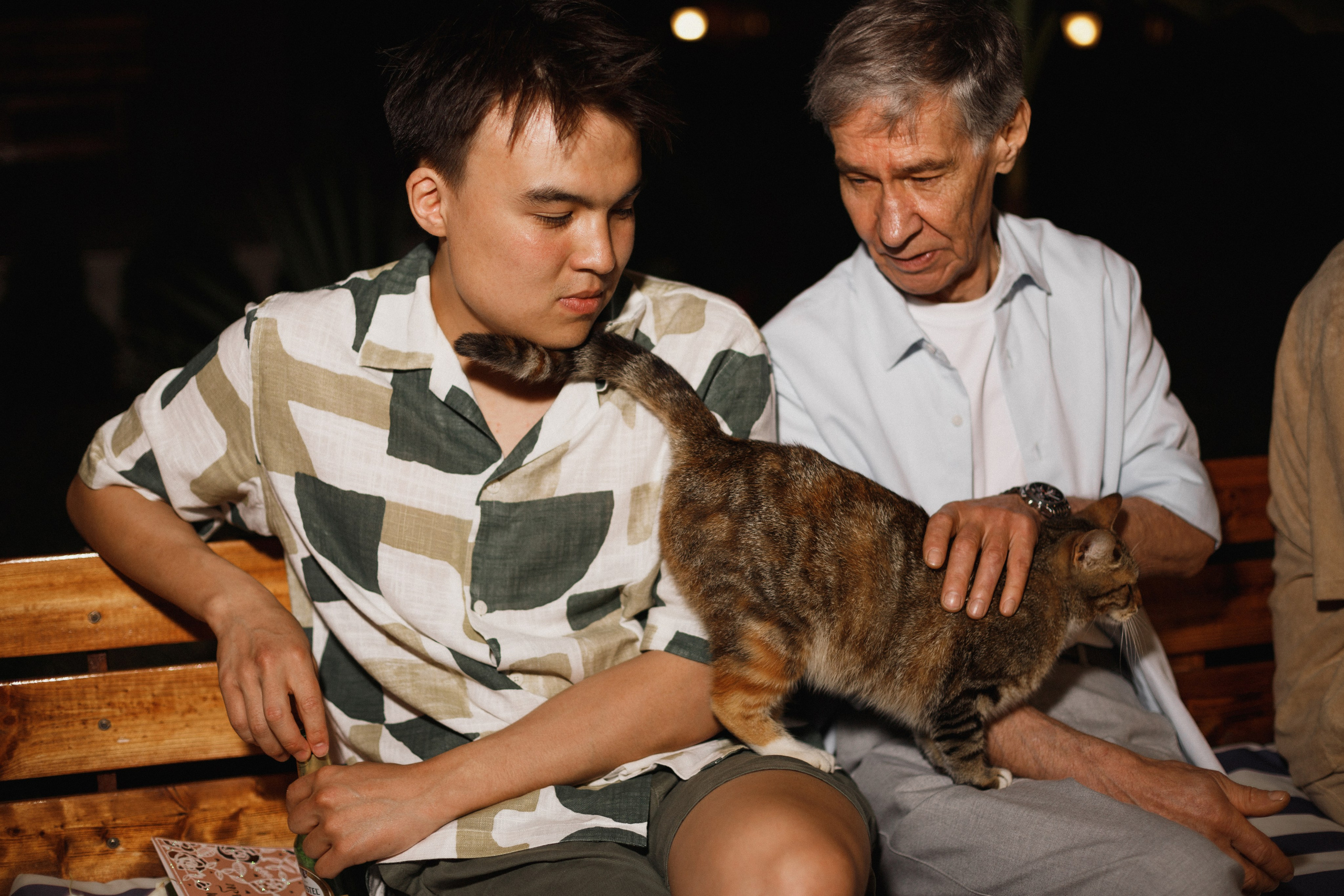 Фотосессия вечеринки у бассейна с видом на горы. Свадебный, репортажный и портретный фотограф Сочи, Краснодар. Александра Зайцева