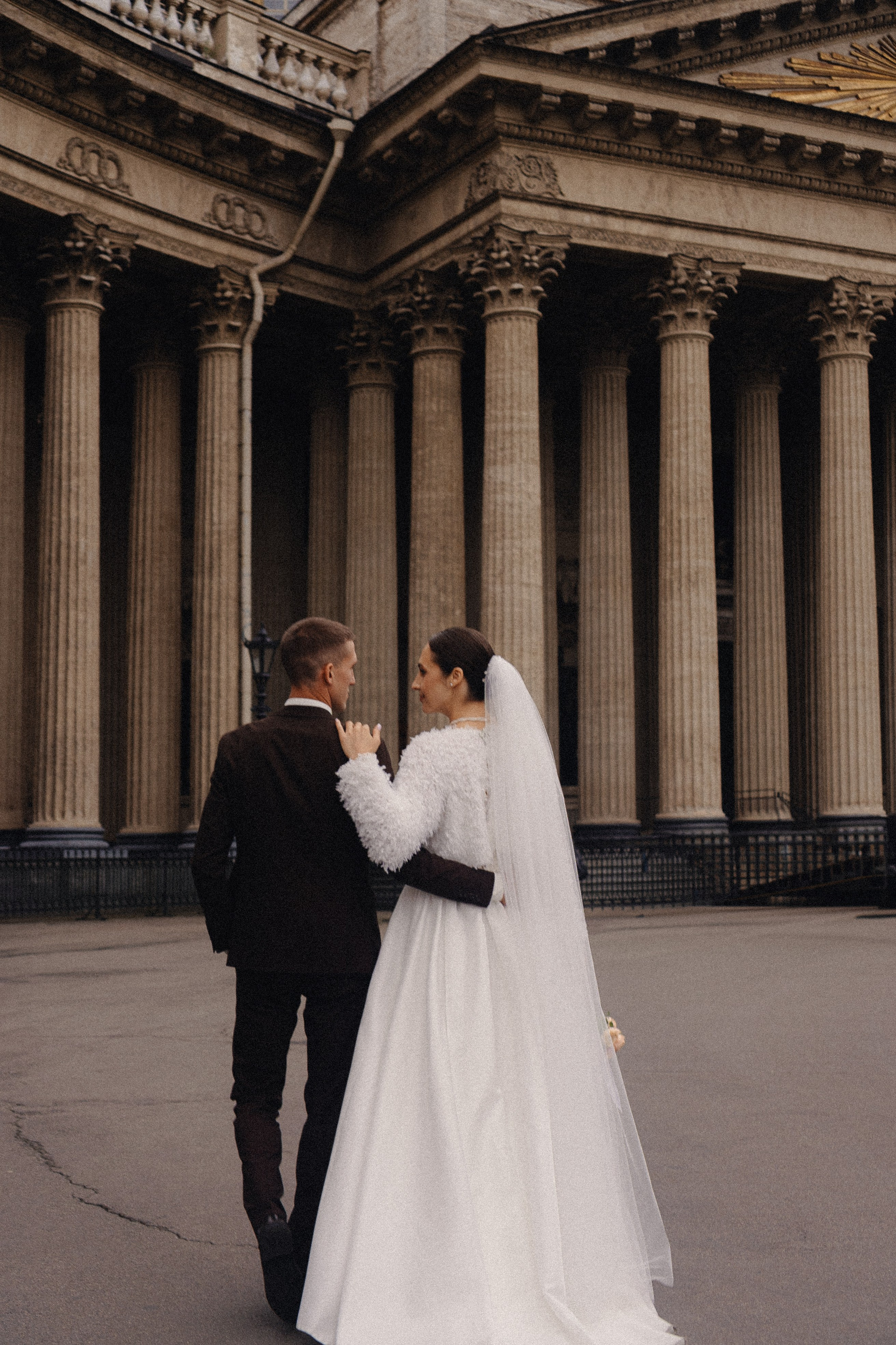 СВАДЕБНАЯ ПРОГУЛКА В САНТК-ПЕТЕРБУРГЕ (ИСАКИЕВСКИЙ СОБОР, ЗИМНЯЯ КАНАВКА, ЭРМИТАЖ И БОЛЬШАЯ МОРСКАЯ УЛИЦА). Профессиональный фотограф, Санкт-Петербург — Виктория Богомолова