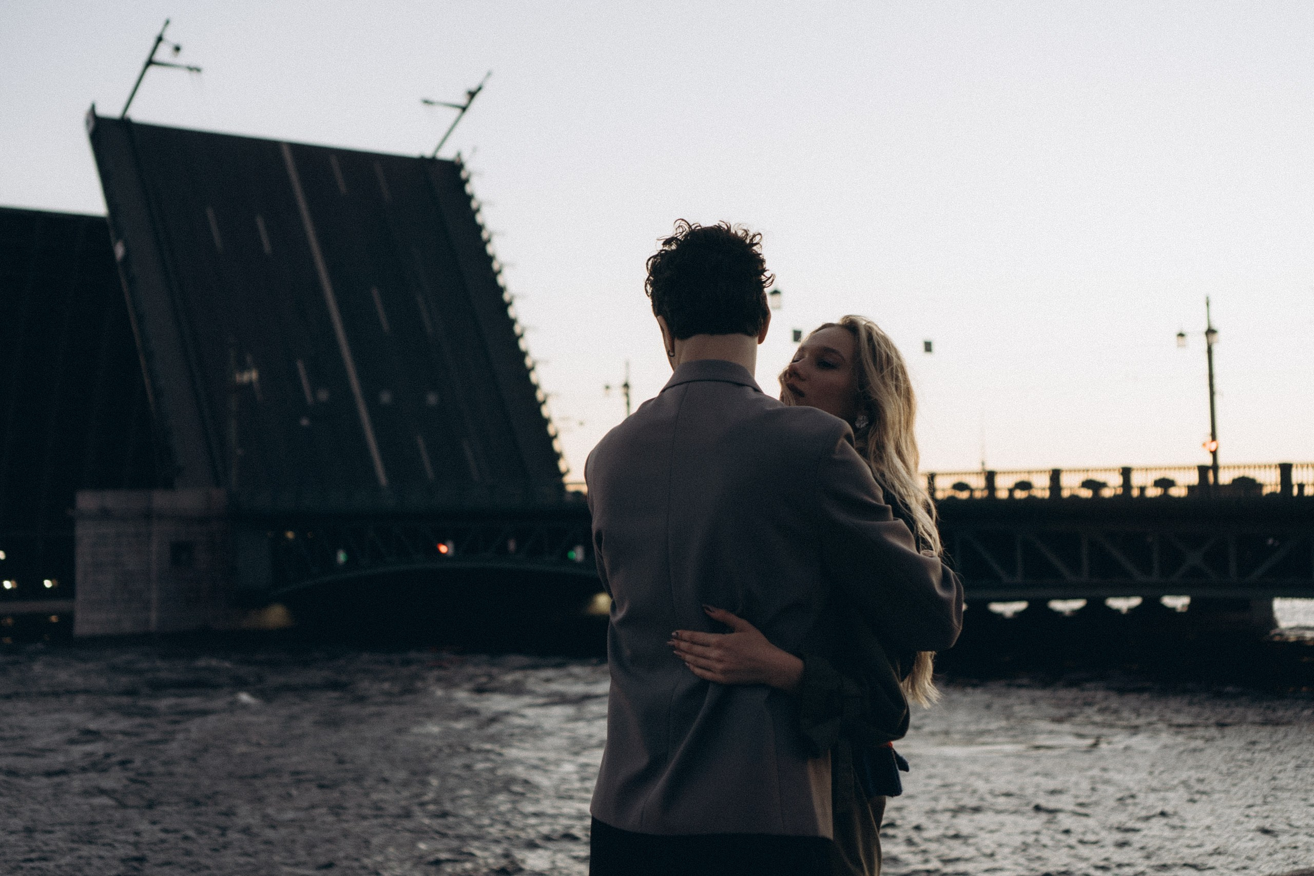 СВАДЕБНАЯ СЬЕМКА ПАРЫ НА РАССВЕТЕ В БЕЛЫЕ НОЧИ И ПРОГУЛКА С РАЗВОДНЫМИ МОСТАМИ И ПИКНИК ВОЗЛЕ ИСАКИЕВСКОГО СОБОРА. Профессиональный фотограф, Санкт-Петербург — Виктория Богомолова