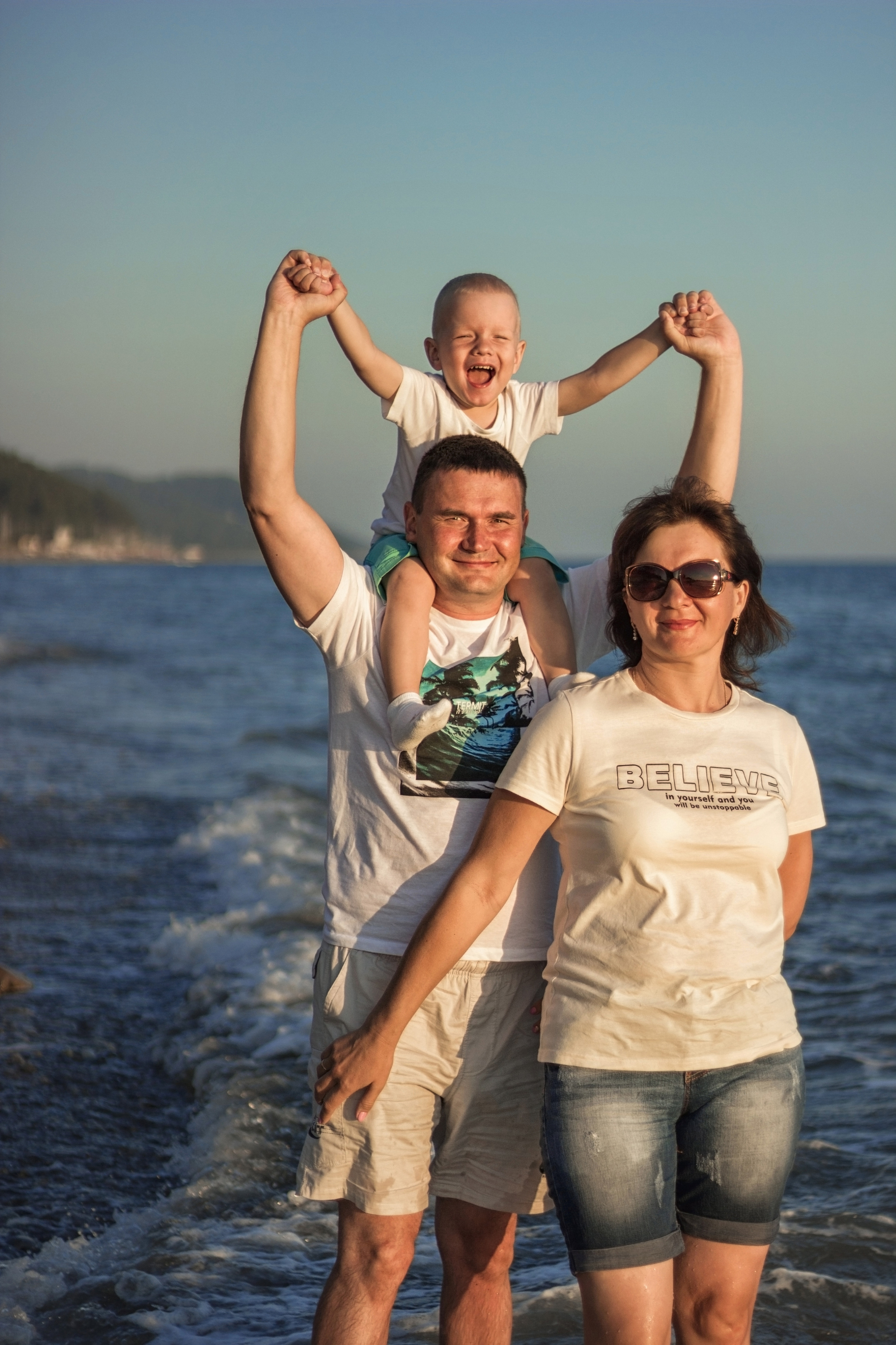 Семейная фотосессия на берегу моря. Женский, детский и семейный фотограф в Сочи Олеся Помогалова