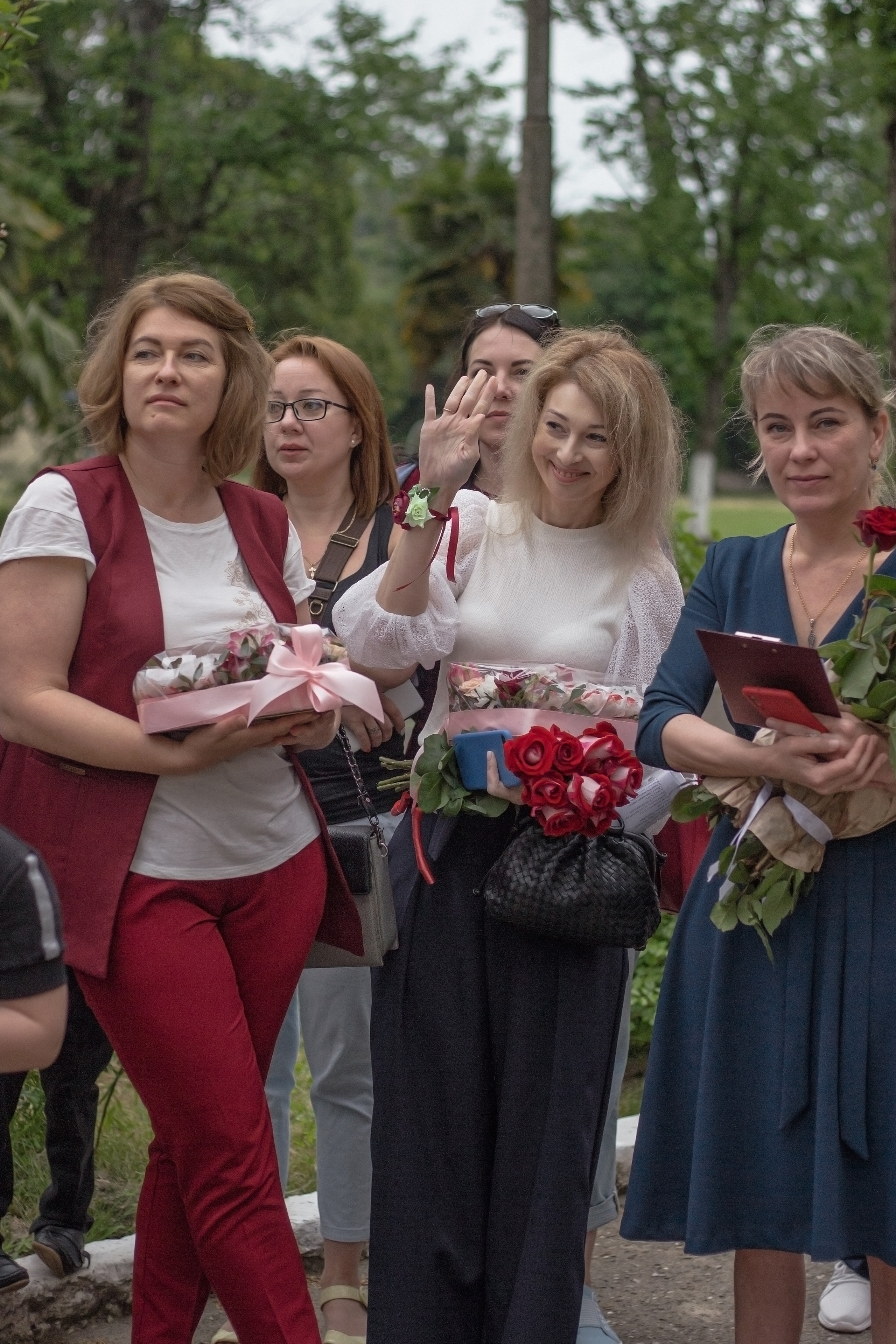 Репортажная съёмка с праздничной линейки «Последний звонок» для выпускников. Женский, детский и семейный фотограф в Сочи Олеся Помогалова