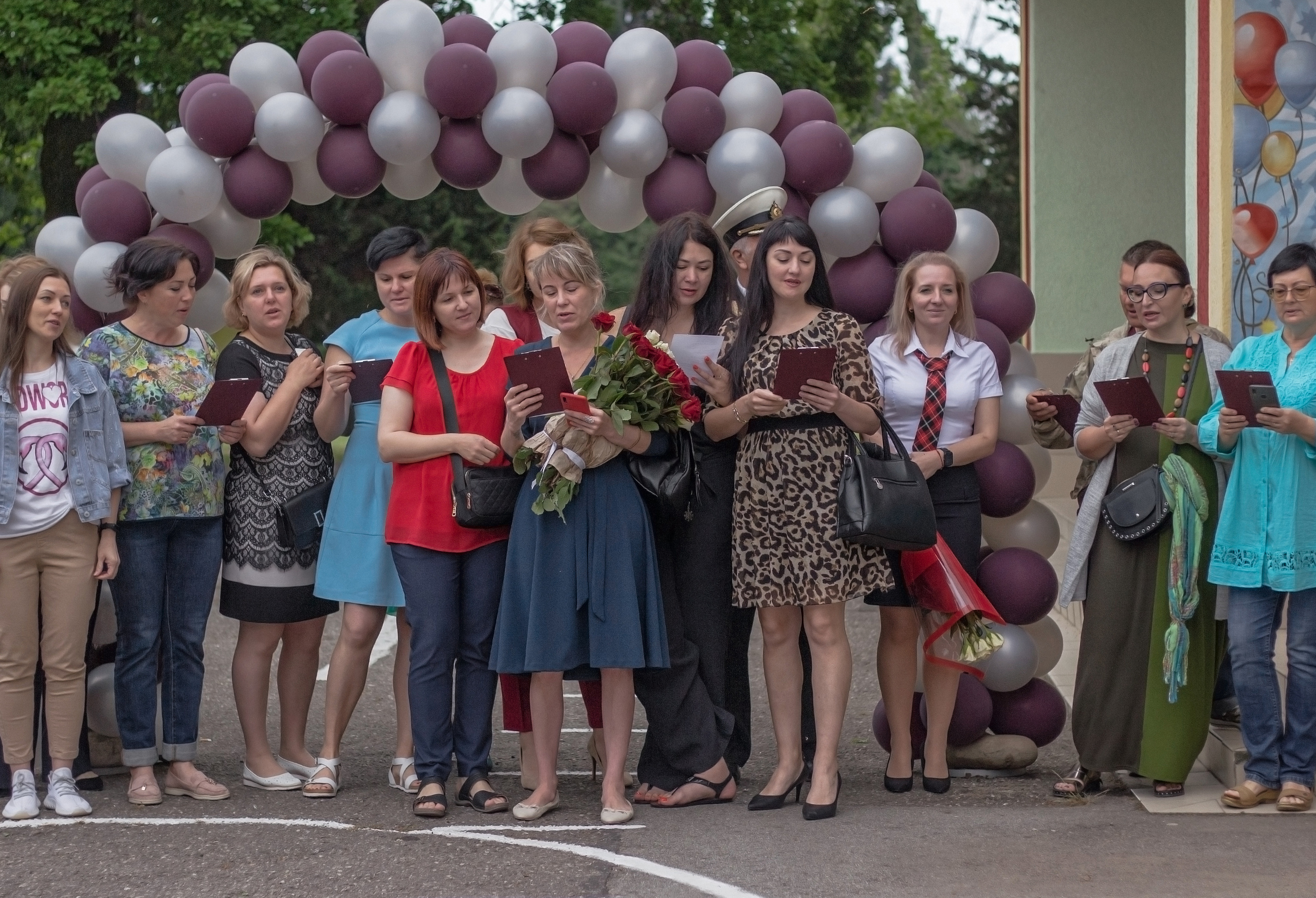 Репортажная съёмка с праздничной линейки «Последний звонок» для выпускников. Женский, детский и семейный фотограф в Сочи Олеся Помогалова