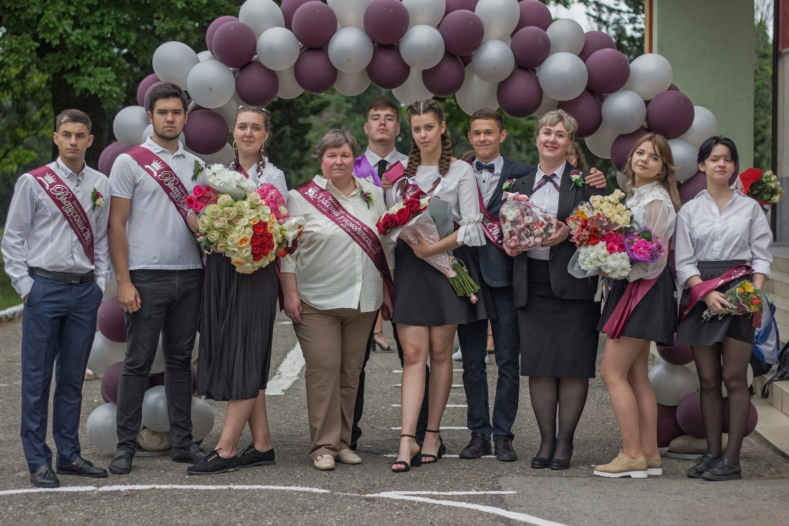 Репортажная съёмка с праздничной линейки «Последний звонок» для выпускников. Женский, детский и семейный фотограф в Сочи Олеся Помогалова