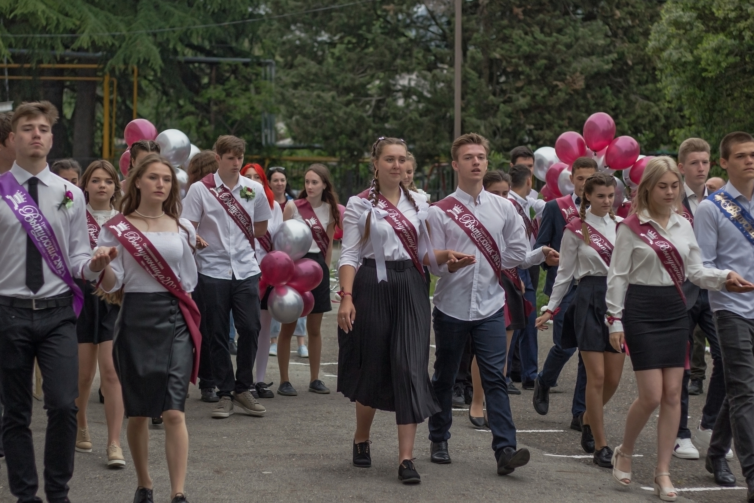 Репортажная съёмка с праздничной линейки «Последний звонок» для выпускников. Женский, детский и семейный фотограф в Сочи Олеся Помогалова