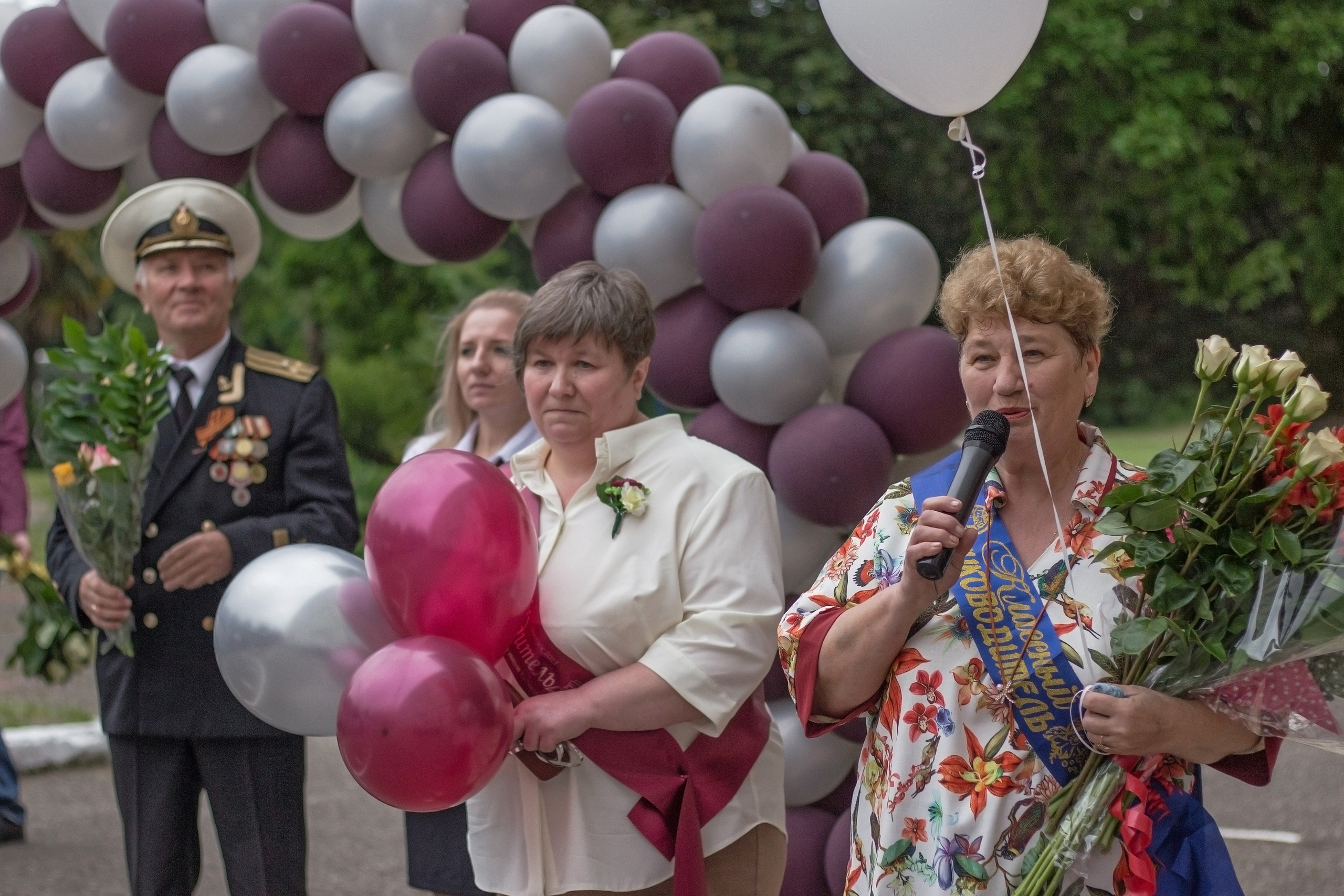 Репортажная съёмка с праздничной линейки «Последний звонок» для выпускников. Женский, детский и семейный фотограф в Сочи Олеся Помогалова