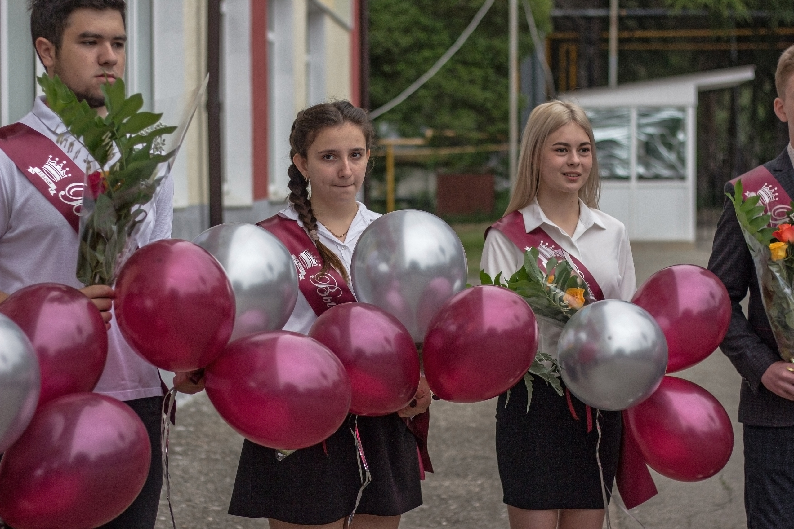 Репортажная съёмка с праздничной линейки «Последний звонок» для выпускников. Женский, детский и семейный фотограф в Сочи Олеся Помогалова