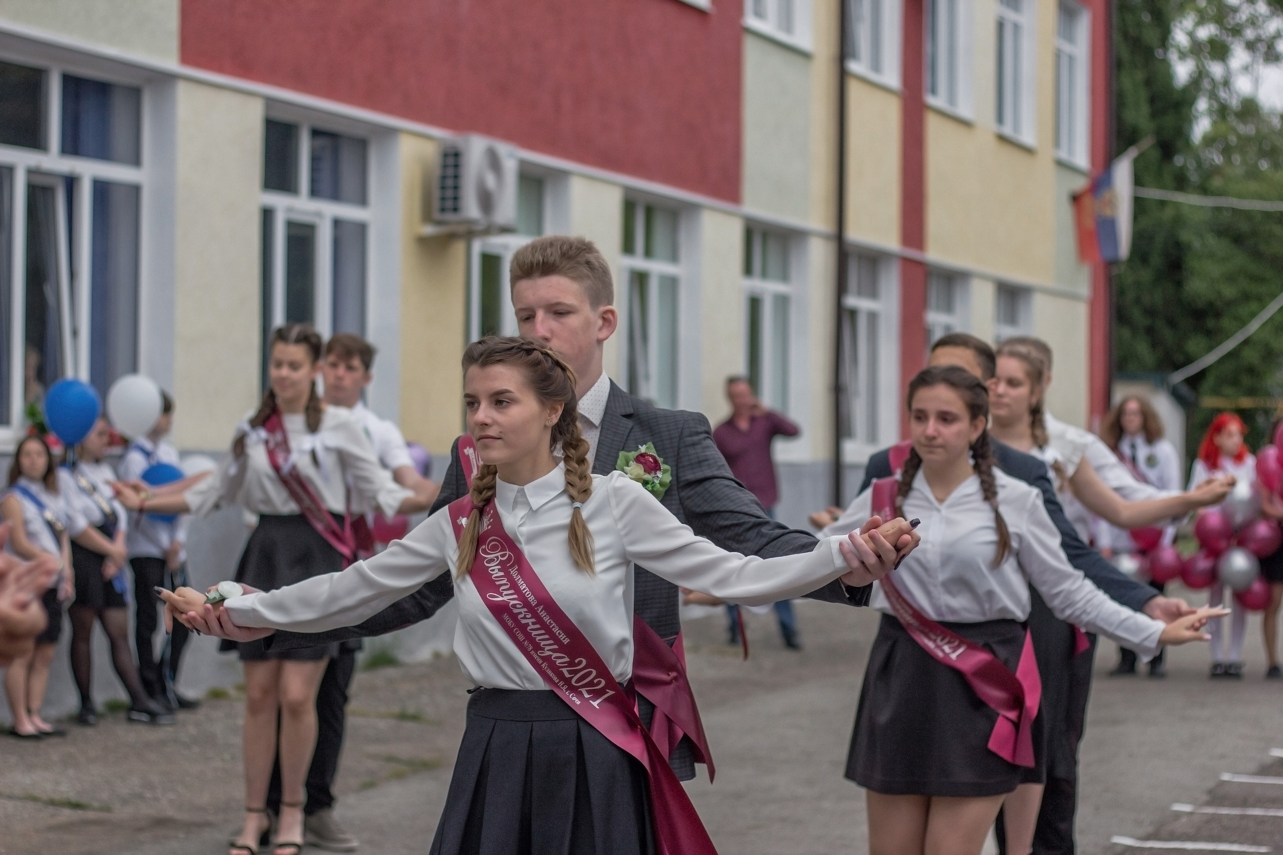 Репортажная съёмка с праздничной линейки «Последний звонок» для выпускников. Женский, детский и семейный фотограф в Сочи Олеся Помогалова