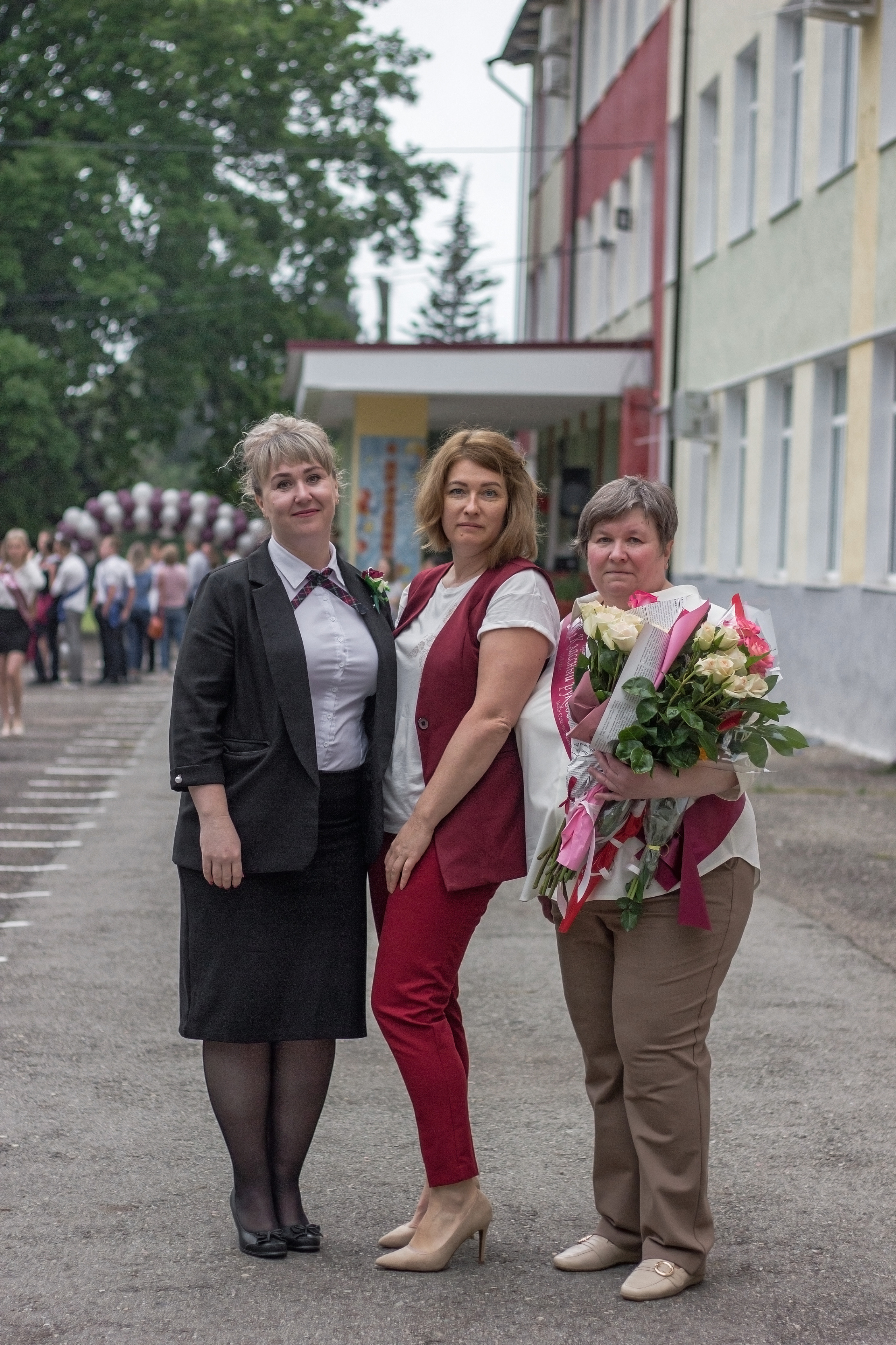 Репортажная съёмка с праздничной линейки «Последний звонок» для выпускников. Женский, детский и семейный фотограф в Сочи Олеся Помогалова