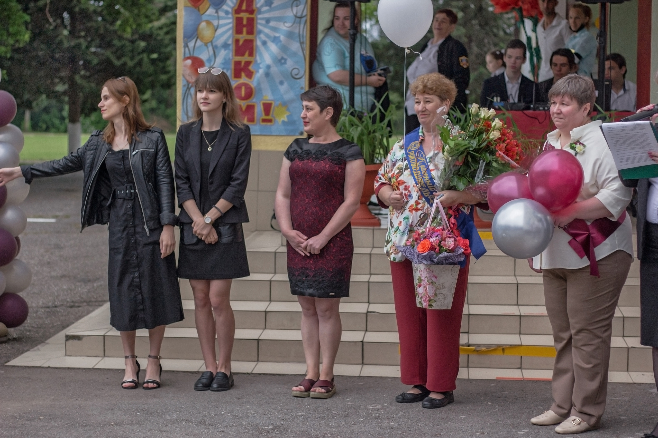 Репортажная съёмка с праздничной линейки «Последний звонок» для выпускников. Женский, детский и семейный фотограф в Сочи Олеся Помогалова