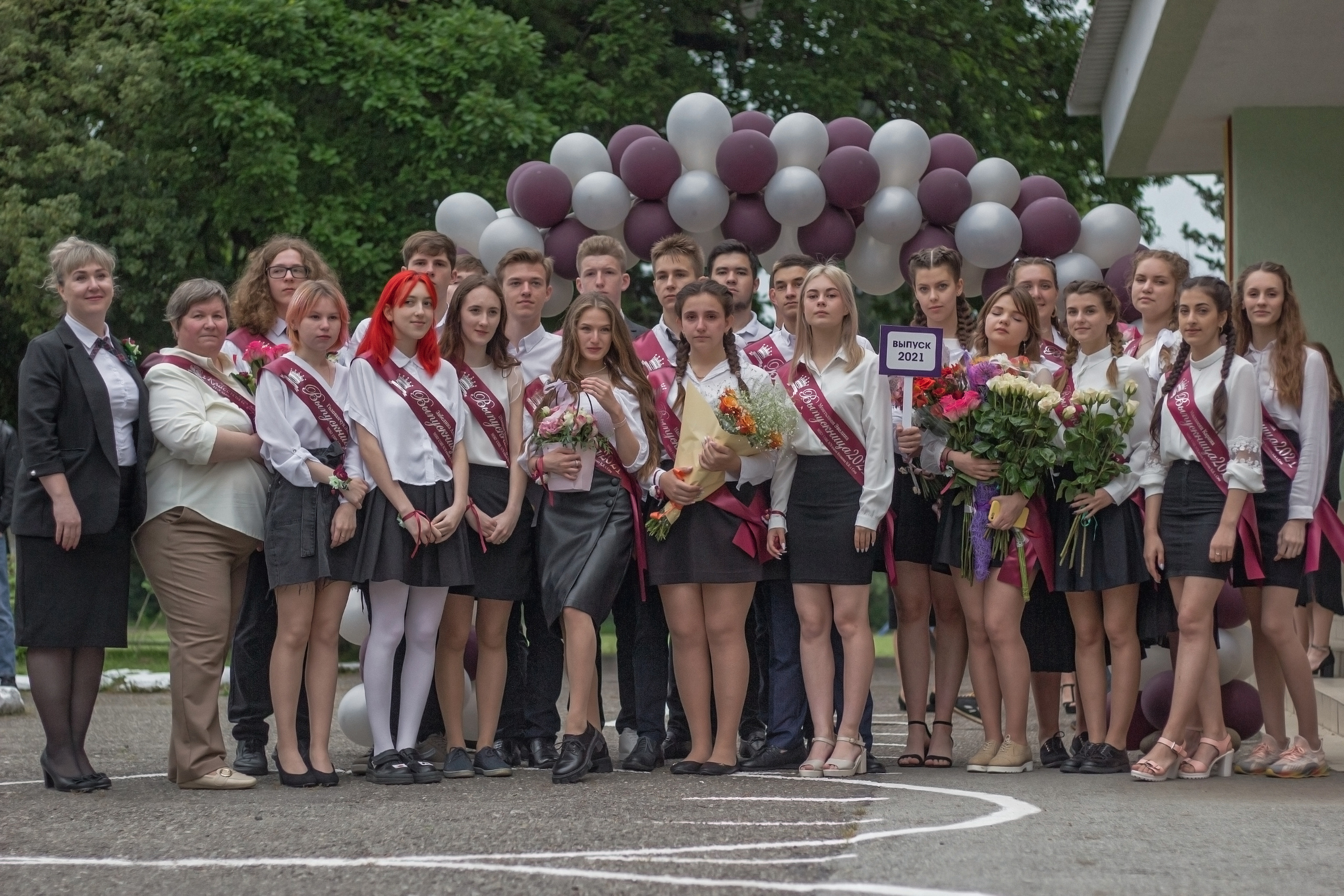 Репортажная съёмка с праздничной линейки «Последний звонок» для выпускников. Женский, детский и семейный фотограф в Сочи Олеся Помогалова