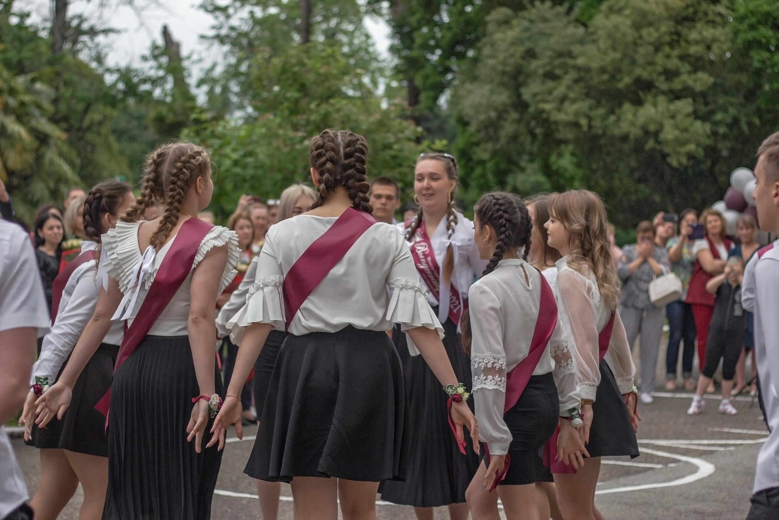 Репортажная съёмка с праздничной линейки «Последний звонок» для выпускников. Женский, детский и семейный фотограф в Сочи Олеся Помогалова