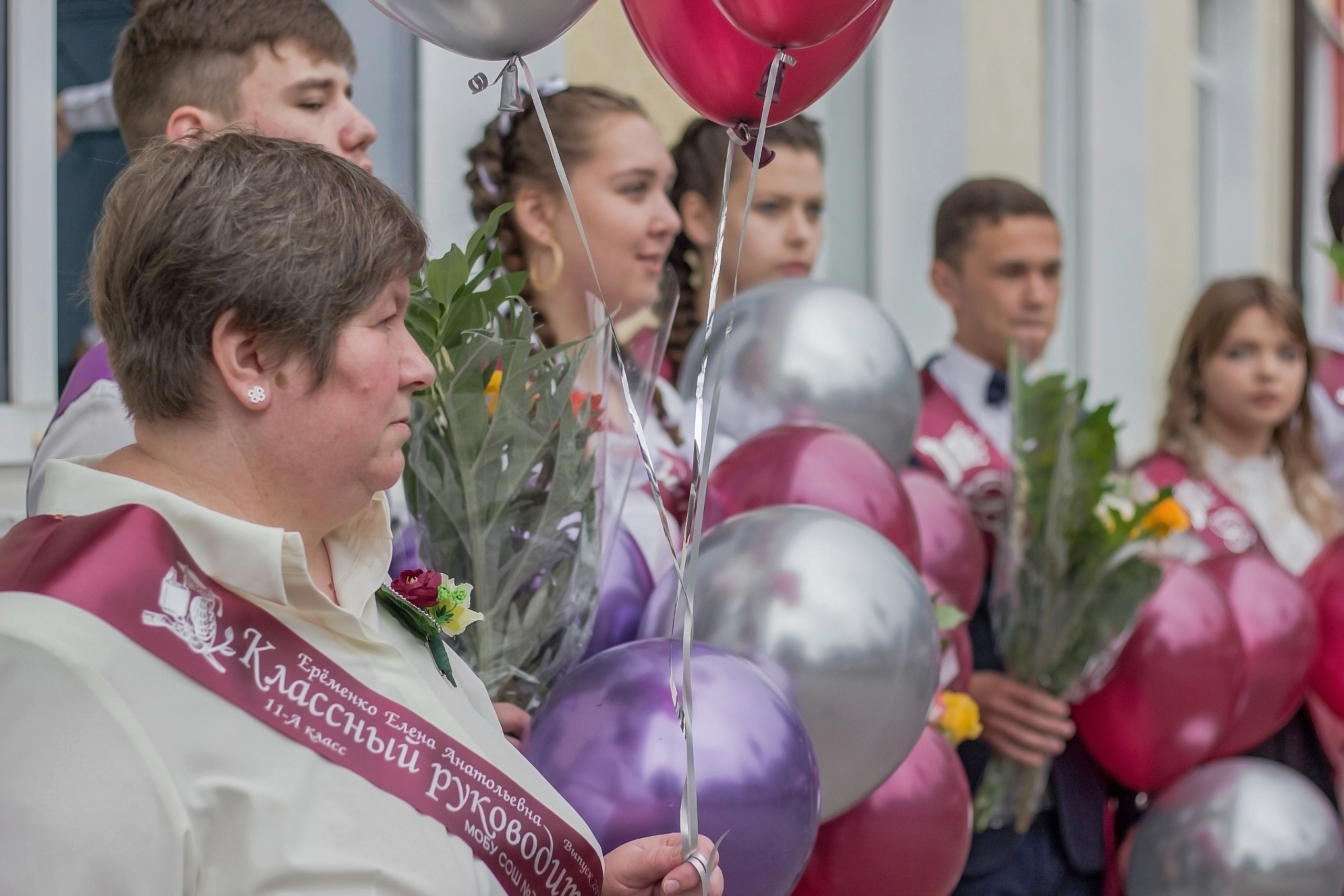 Репортажная съёмка с праздничной линейки «Последний звонок» для выпускников. Женский, детский и семейный фотограф в Сочи Олеся Помогалова