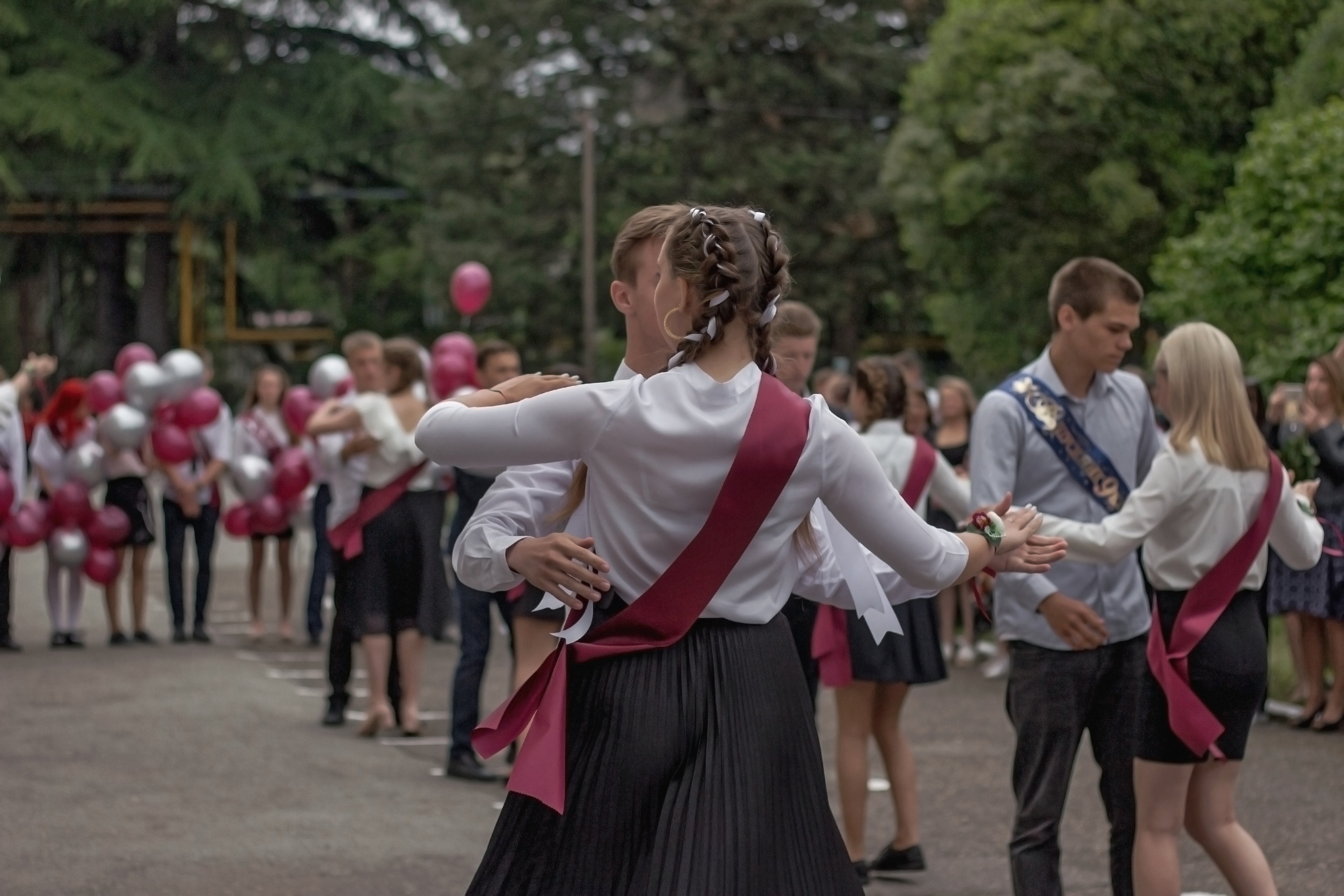 Репортажная съёмка с праздничной линейки «Последний звонок» для выпускников. Женский, детский и семейный фотограф в Сочи Олеся Помогалова