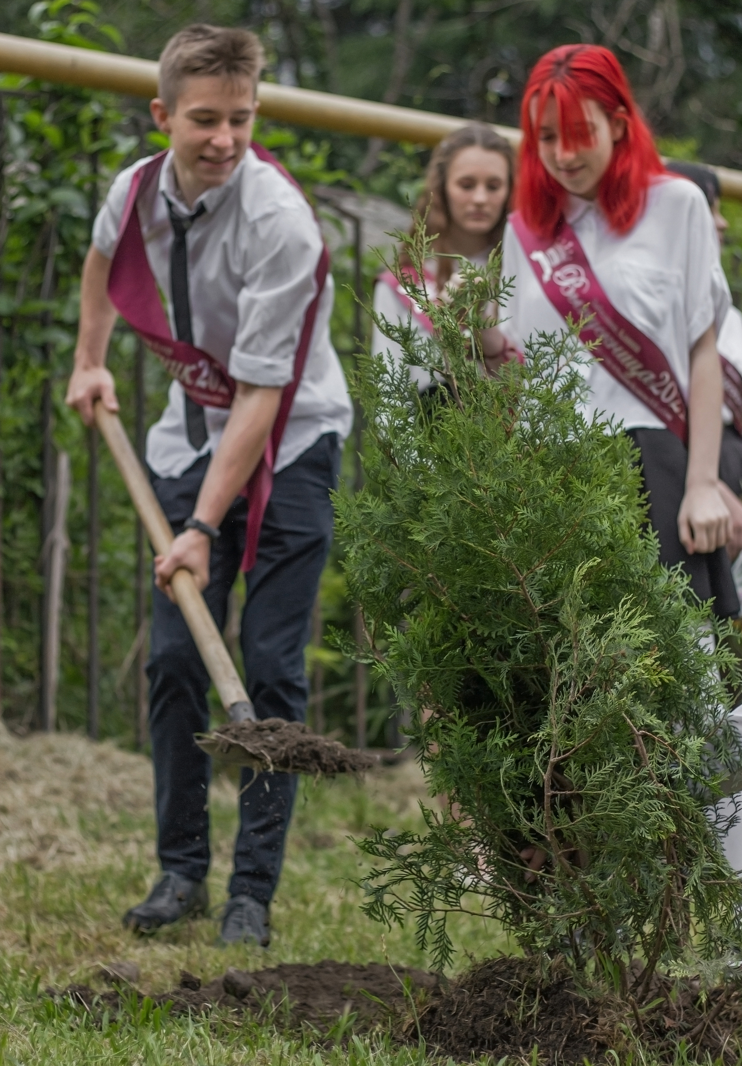 Репортажная съёмка с праздничной линейки «Последний звонок» для выпускников. Женский, детский и семейный фотограф в Сочи Олеся Помогалова