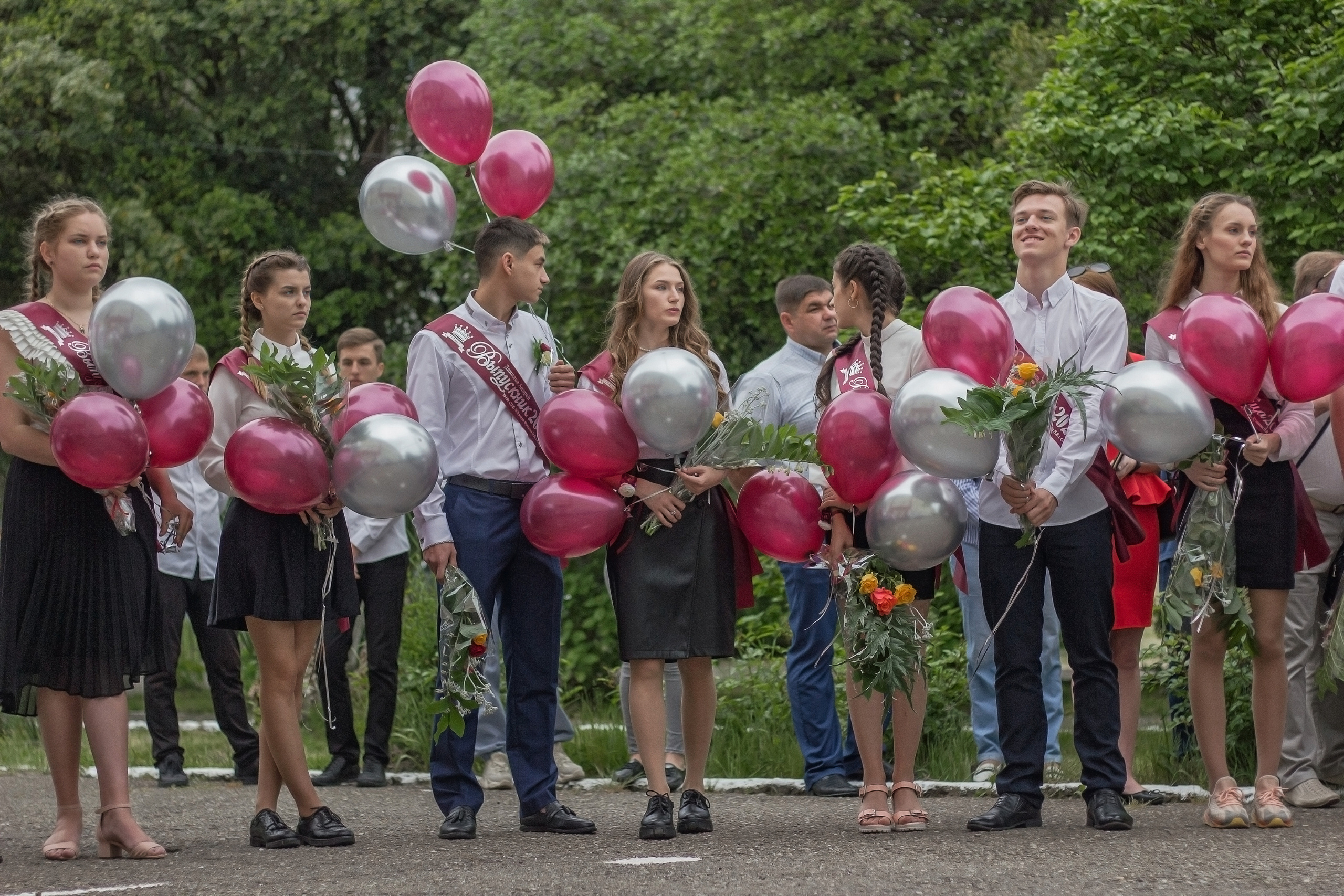 Репортажная съёмка с праздничной линейки «Последний звонок» для выпускников. Женский, детский и семейный фотограф в Сочи Олеся Помогалова