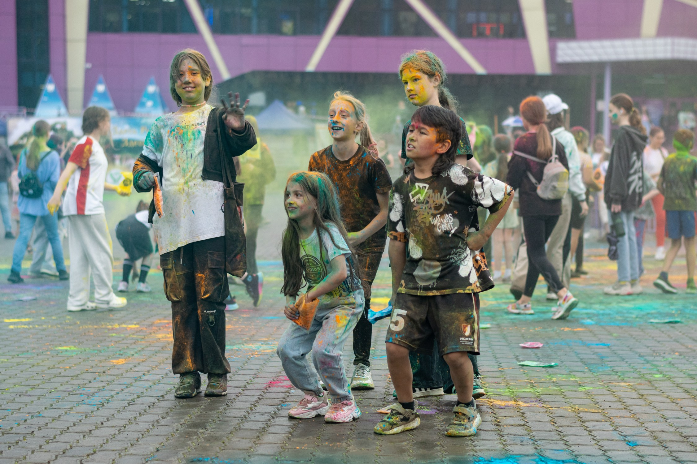 Антон Курдюмов фотограф в Хабаровске Рина Курдюмова фото27 foto27 Антон Дорофеев репортажный репортаж документалист Тони и Рина фотосоздатели День молодежи по-русски Хабаровск кинотеатр