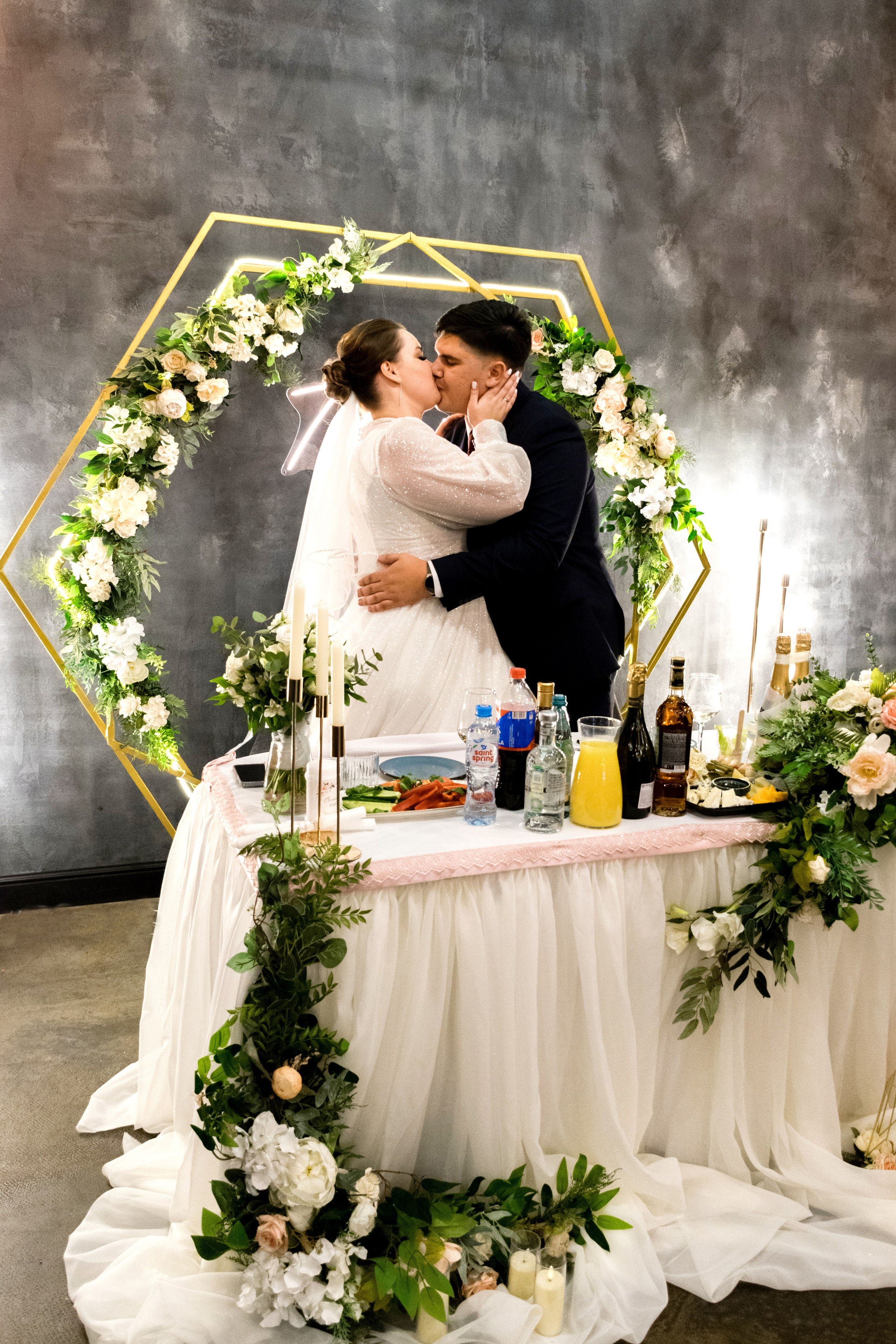 жених и невеста на банкете