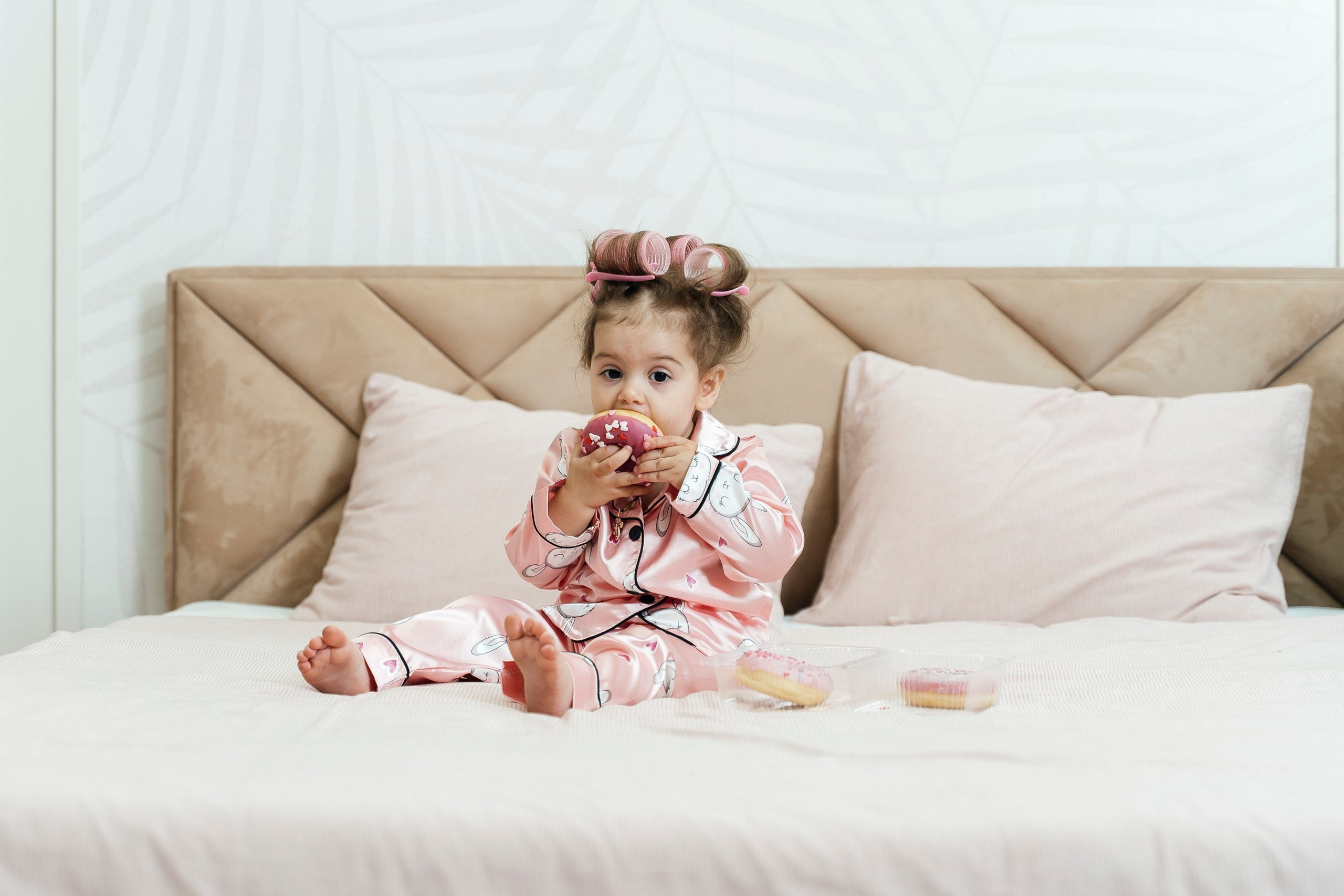 Детская фотосессия на 2 годика, девочка кушает пончик