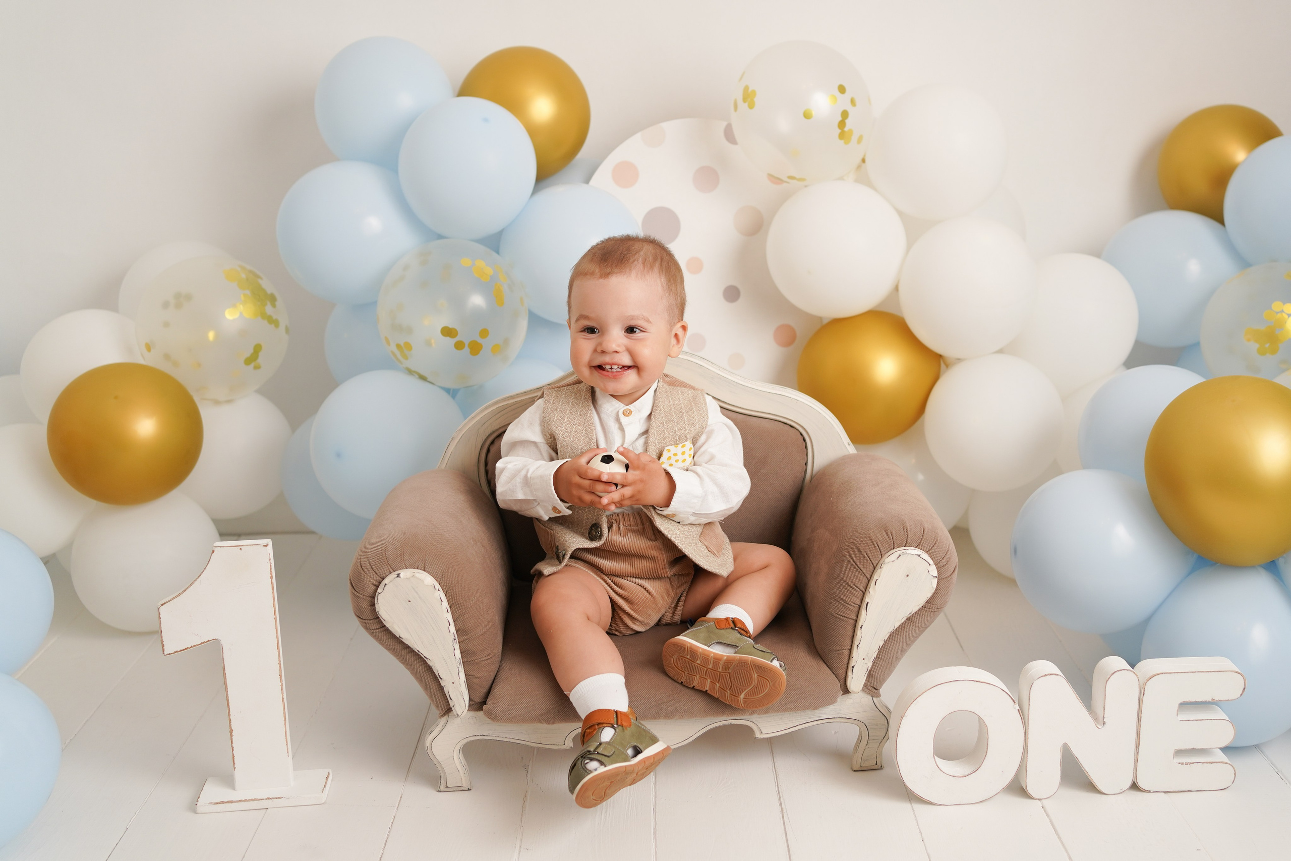 Для детой на фотосессии есть красивый диванчик, машина, кубики, атрибуты годовасия.