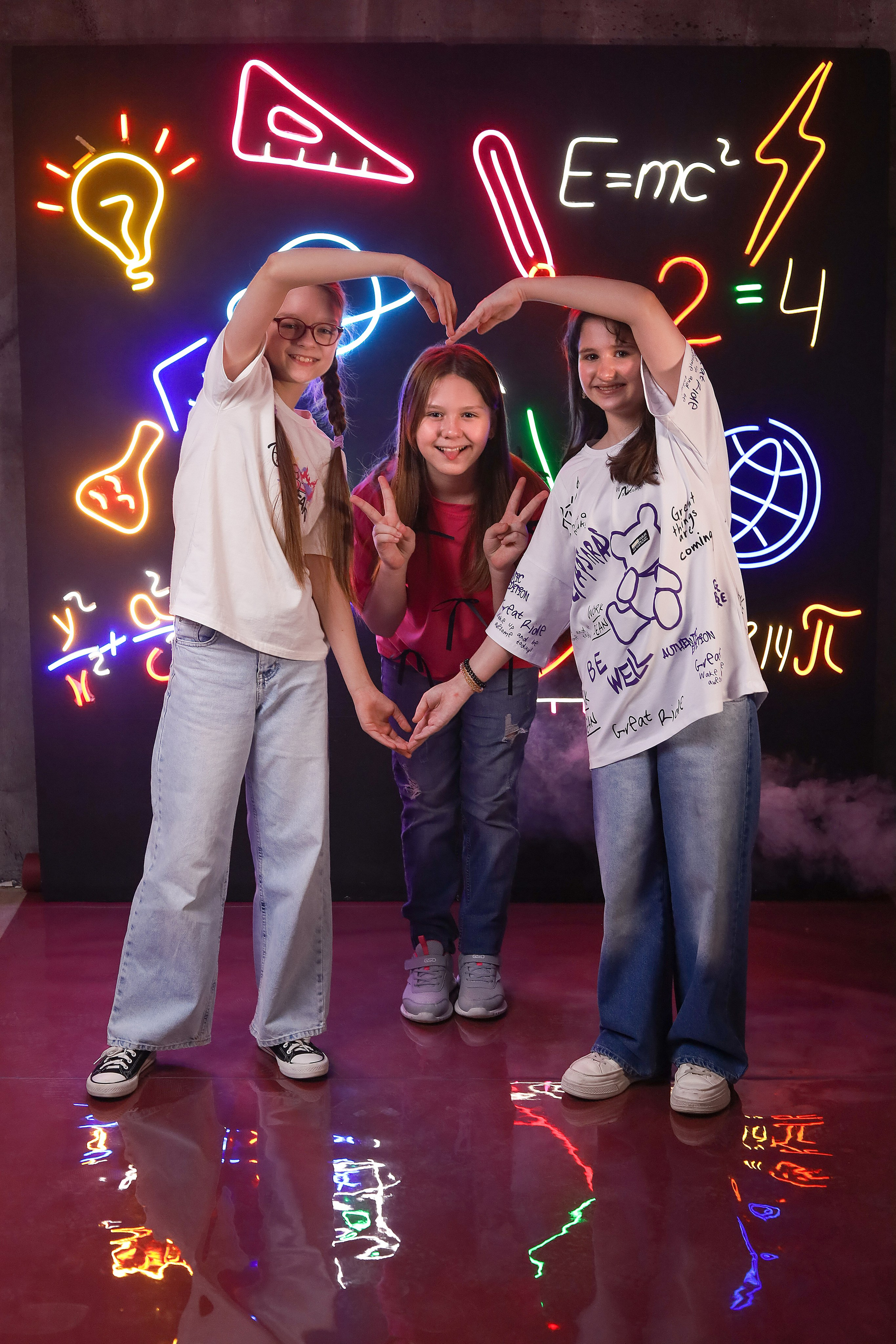 Выпускной альбом "Неон". Выпускные альбомы в Тюмени для школ, садов, вузов спортивных секций