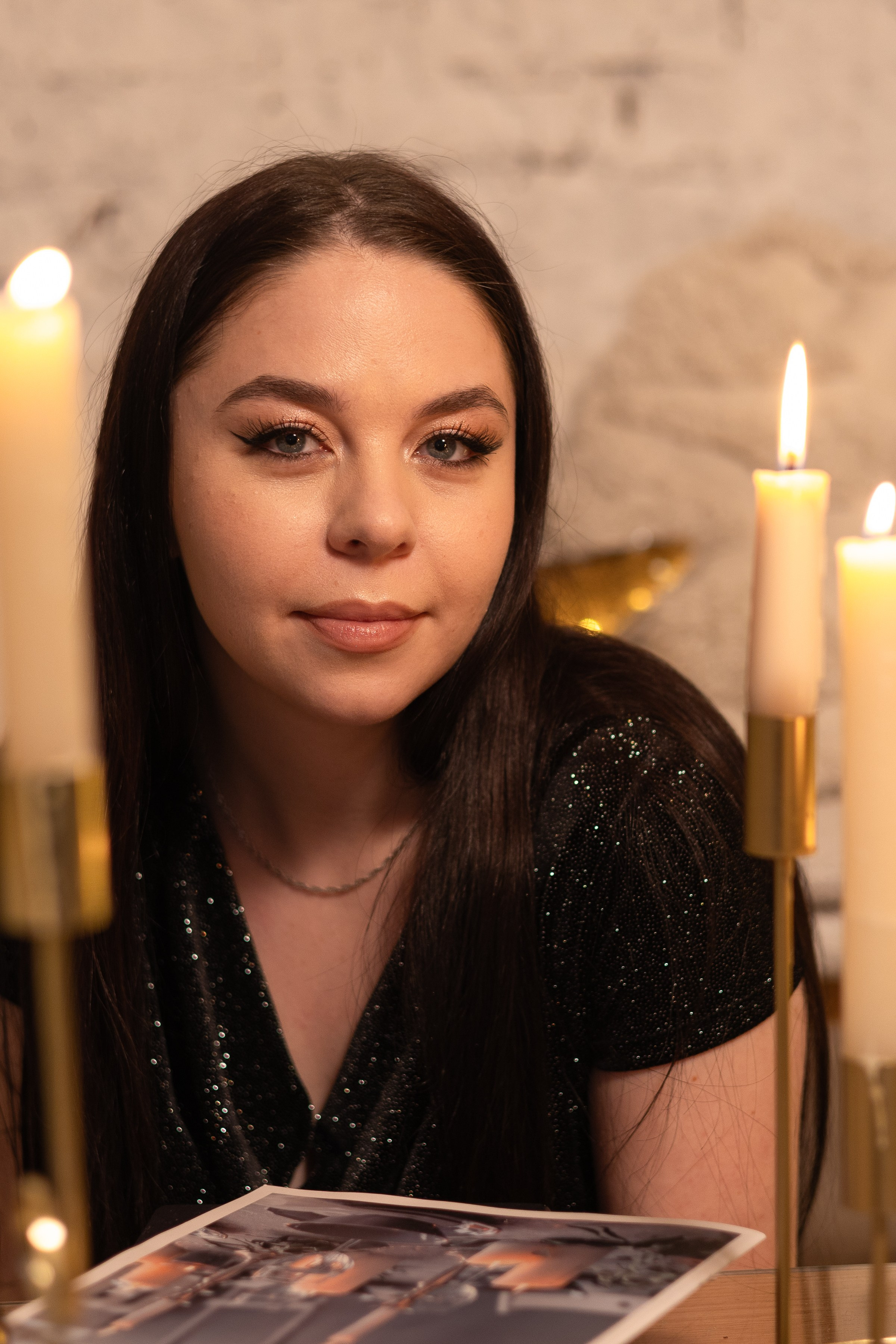 Портрет девушки со свечами в новогодней студии