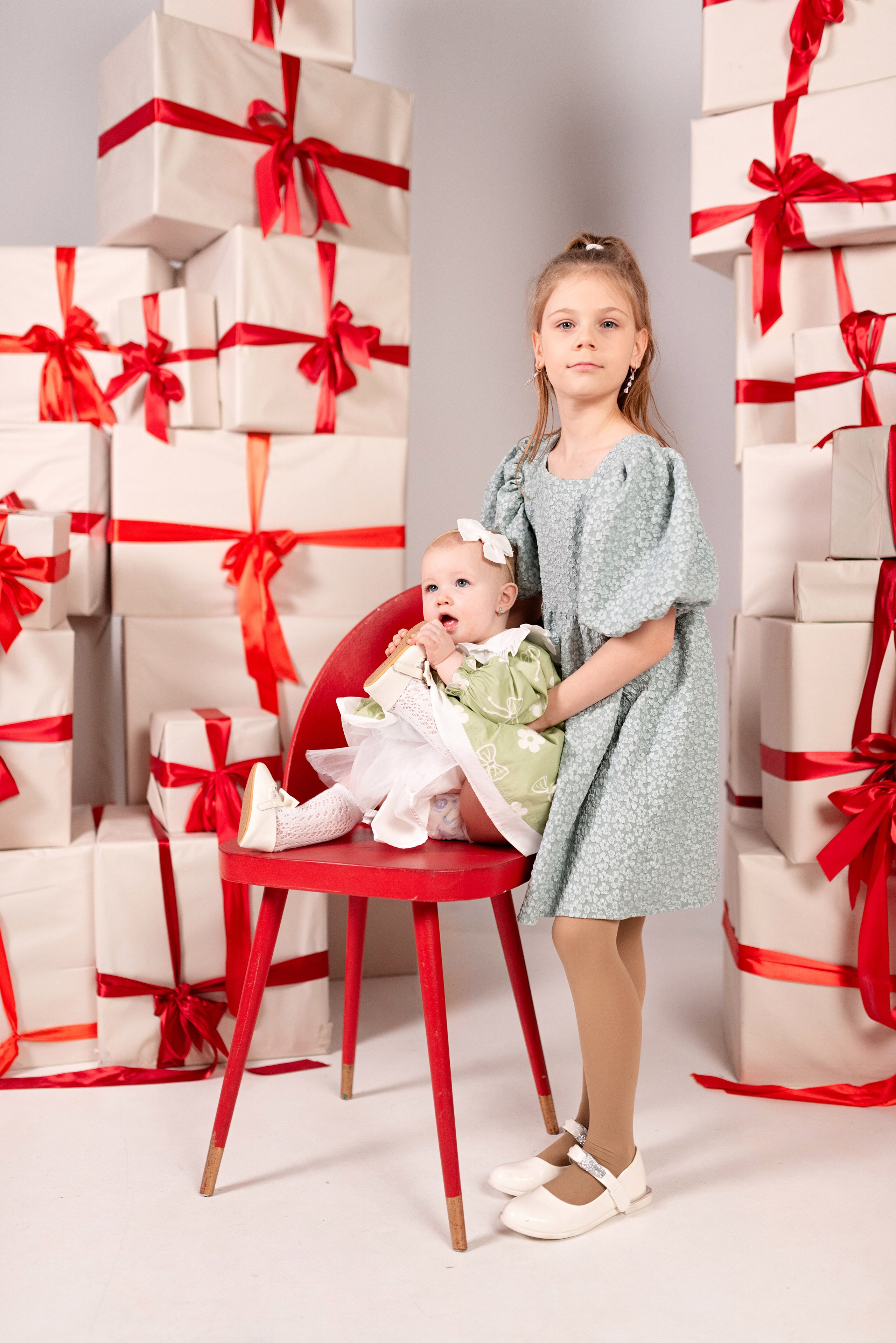 Семейная фотосессия в зале Невский фотостудии Питер. Детский и семейный фотограф в Сургуте и Нефтеюганске Анна Старцева