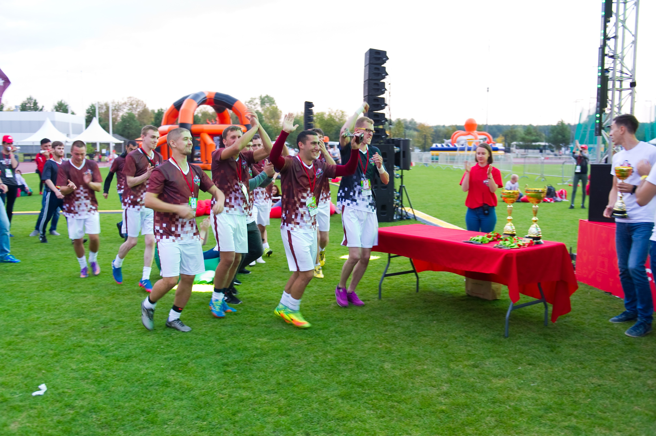 Турбофутбол (корпоративное соревнование «Пятерочки»). Репортажный фотограф и видеограф Слава Думчев. Тимбилдинги, отчетники, корпоративы