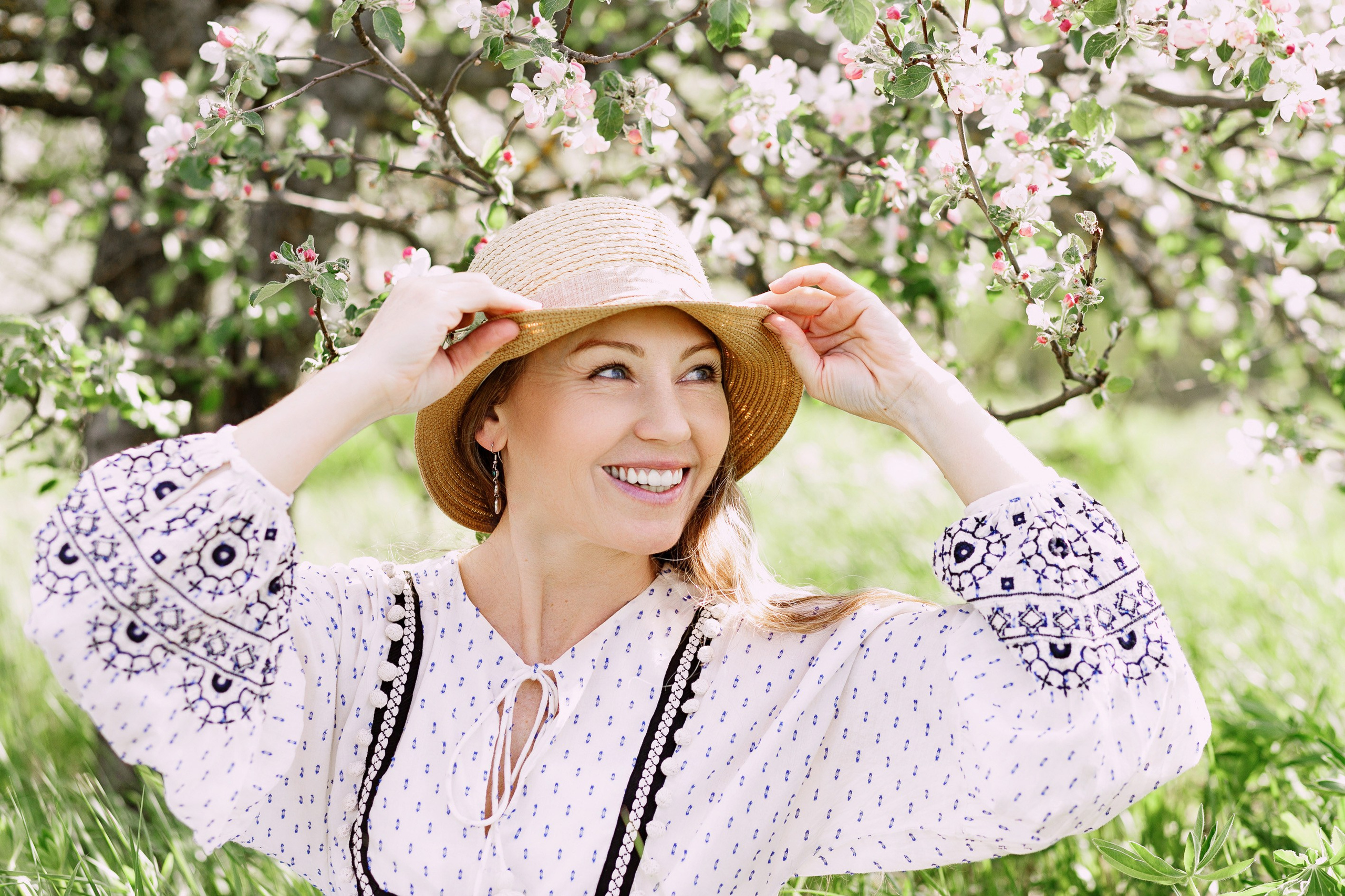 весенняя фотосессия в яблоневых садах 