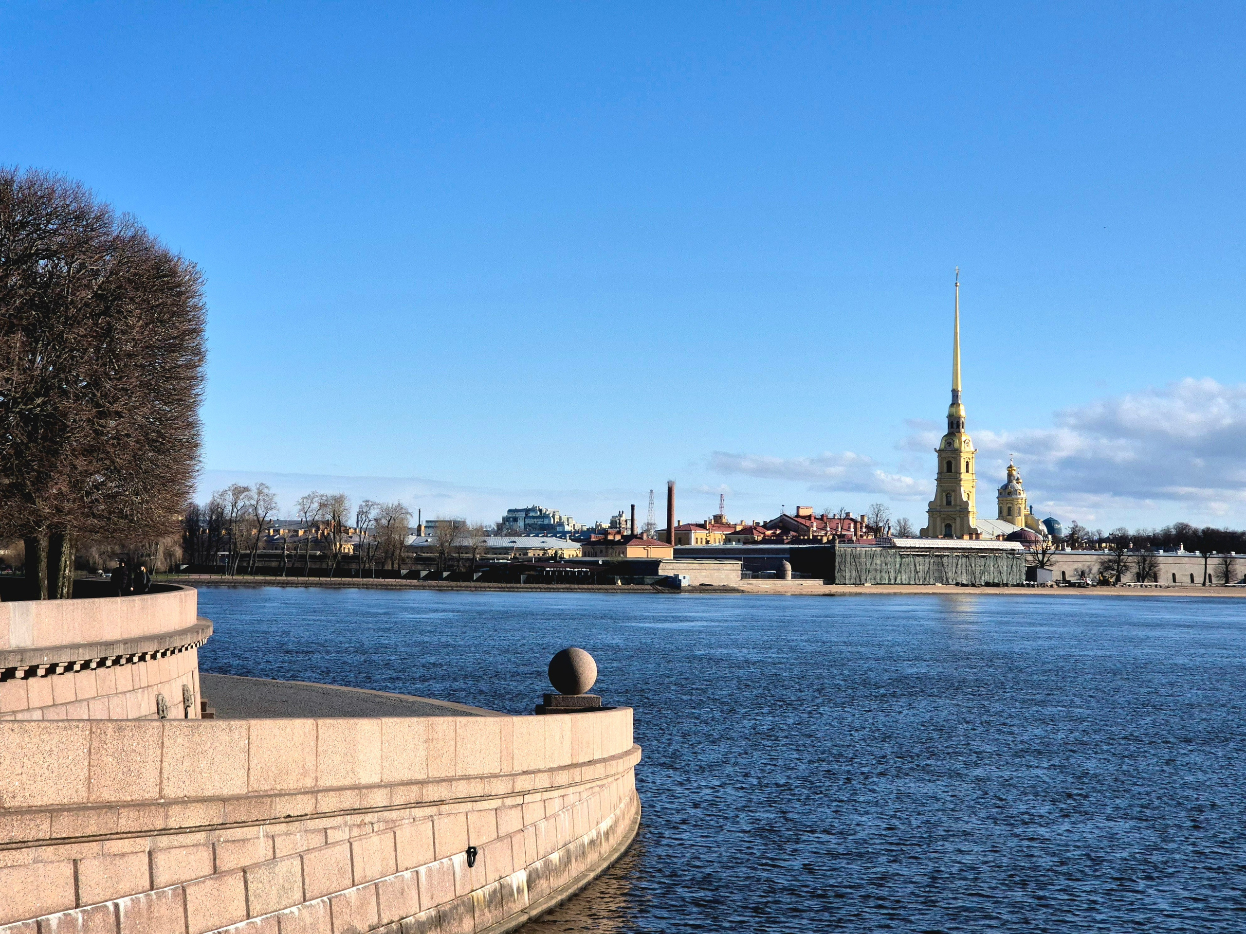 Крепость. Вокруг кипит ремонт, даже ресторан "Корюшка" закрыт, а старт X-Waters 2025 опять будет на Елагином острове