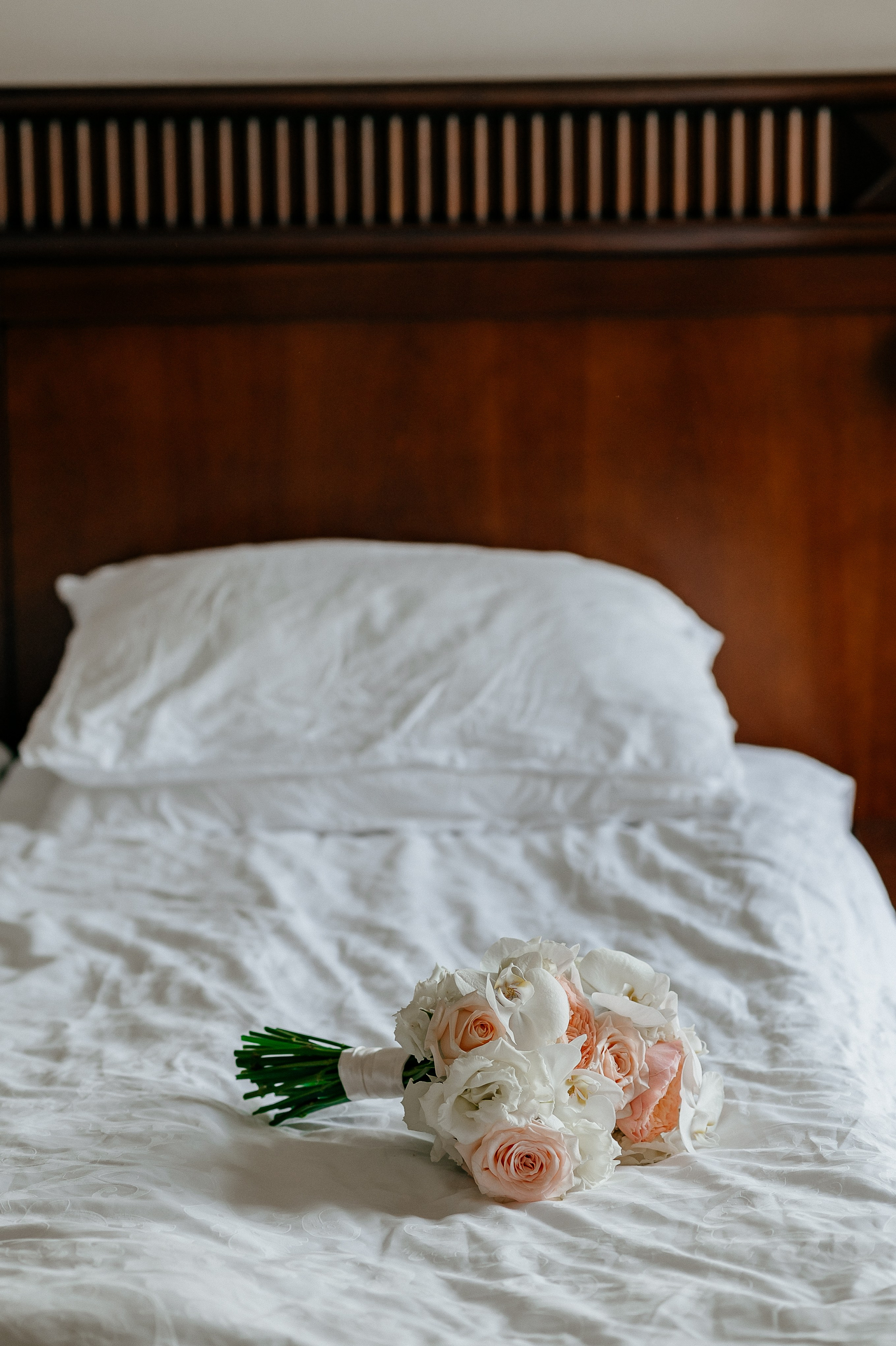 Букет невесты на свадебной фотосессии