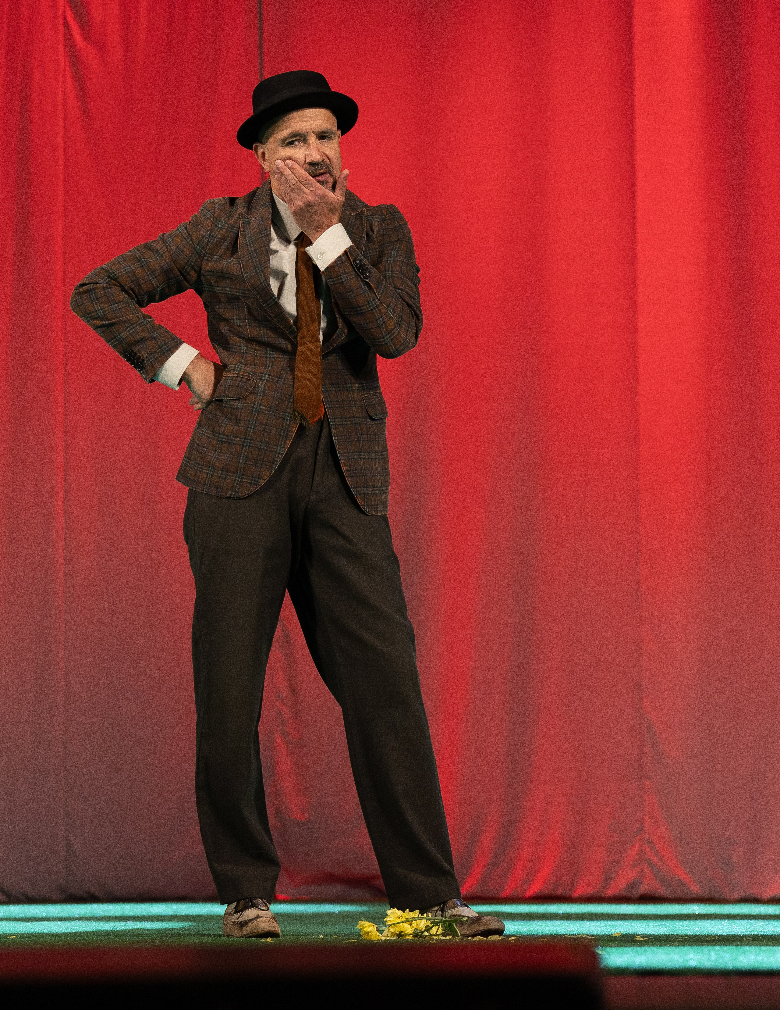 Спектакль Егора Дружинина «Всюду жизнь»