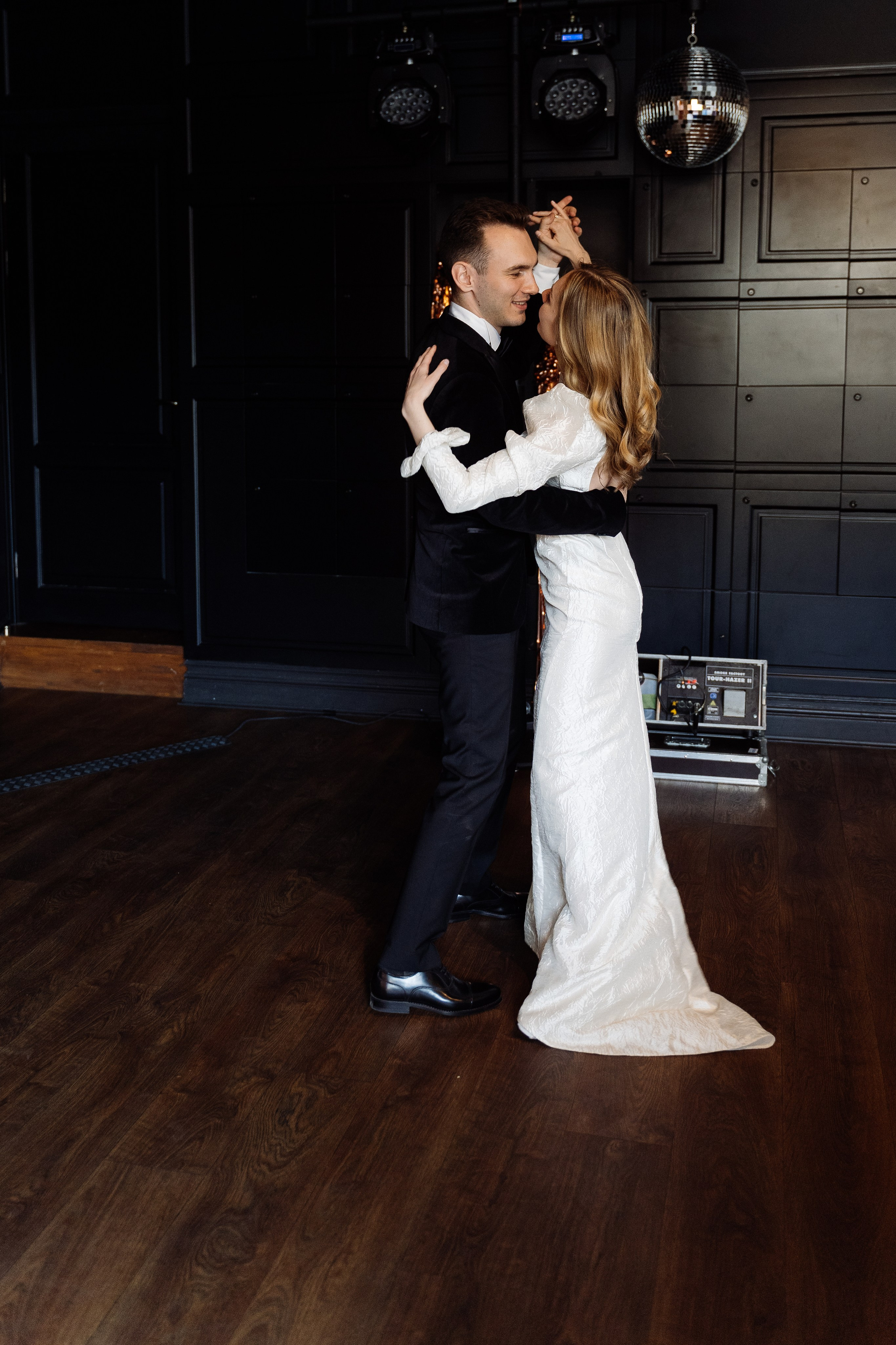 Камерная свадьба на фонтанке в сезонах. Свадебный фотограф организатор в Санкт-Петербурге Ассоль Опарина