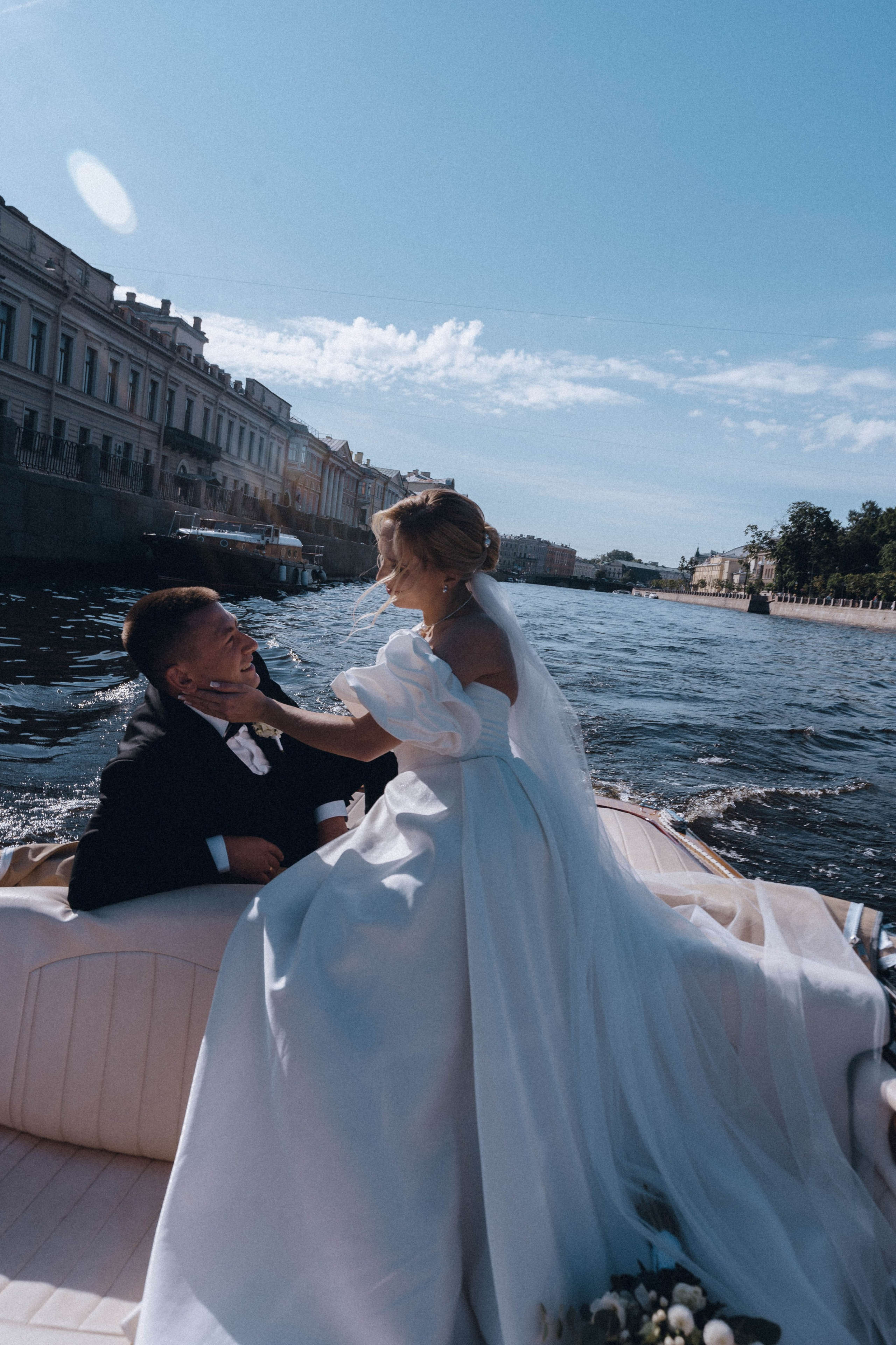 СВАДЕНБНАЯ СЬЕМКА НА КАТЕРЕ ПО КАНАЛАМ САНКТ-ПЕТЕРБУРГА И В АКВАТОРИИ НЕВЫ. Профессиональный фотограф, Санкт-Петербург — Виктория Богомолова