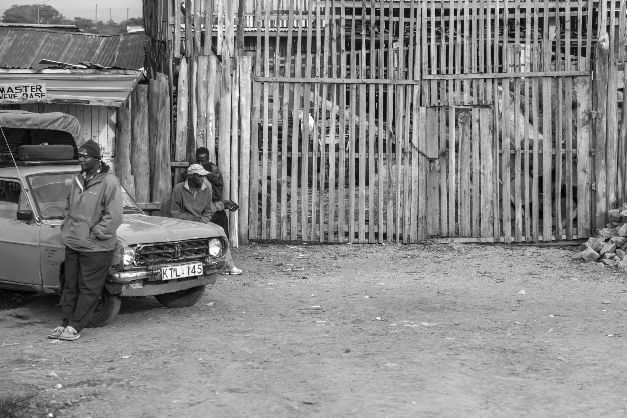 Кения. На обочине дороги. Фотограф Алексей Скоробогатько